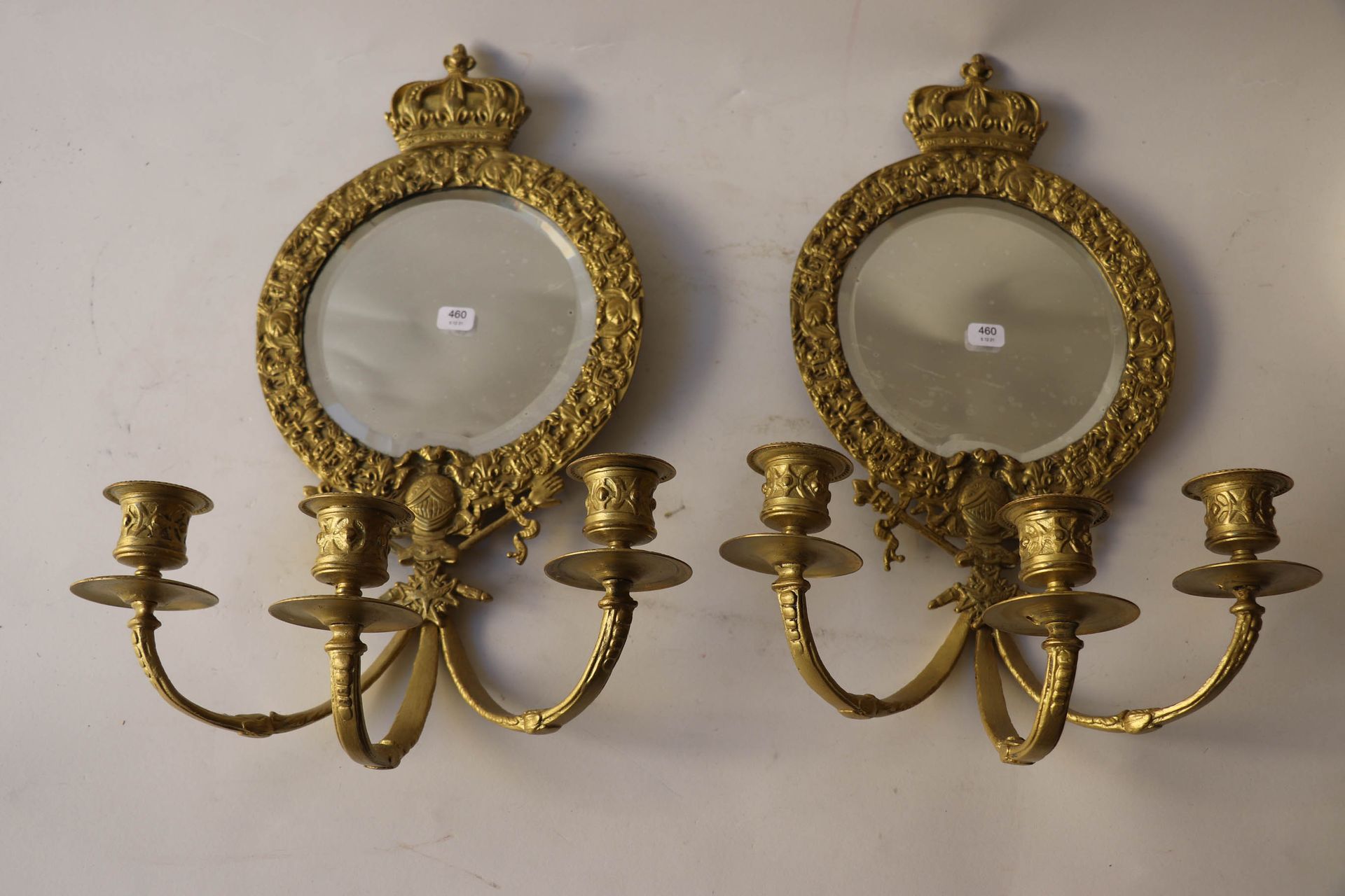 Null Una coppia di appliques in bronzo patinato giallo con specchio, con tre bra&hellip;