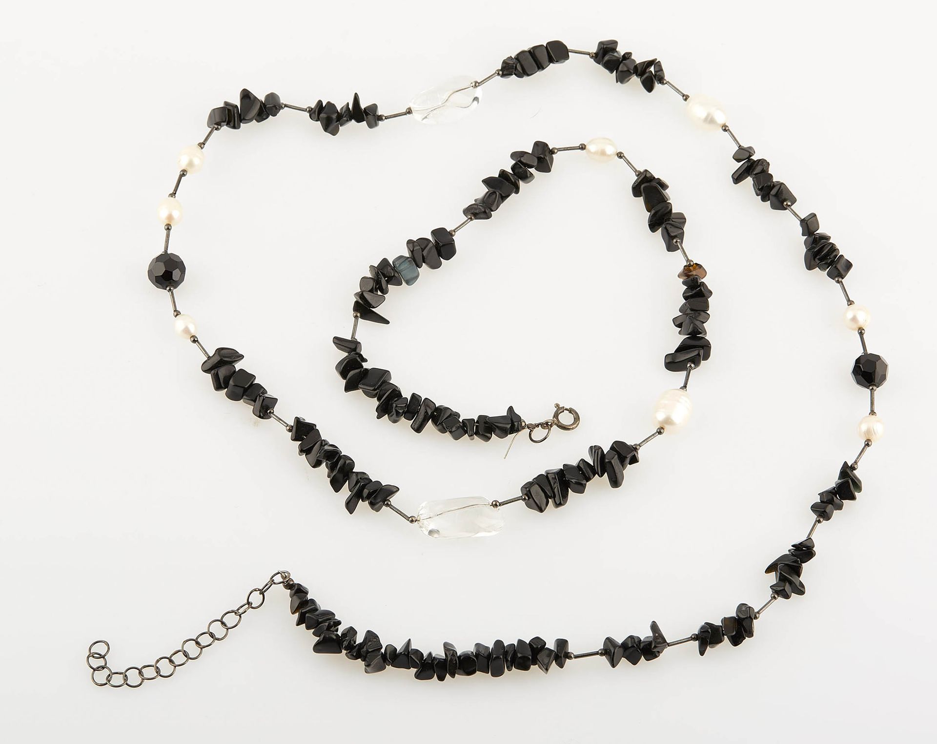 Null Halskette aus schwarzen Steinen, Perlmutt und Bergkristall. Länge: 90 cm.