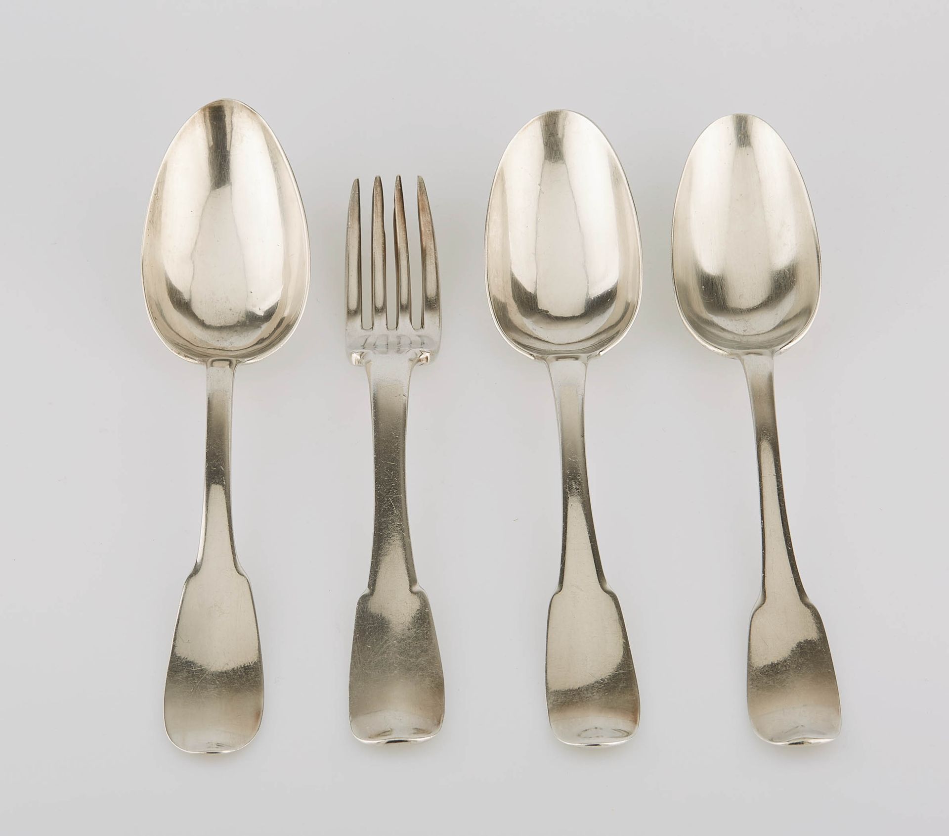 Null Tre cucchiai d'argento e una forchetta, modello semplice e piatto. XVIII se&hellip;