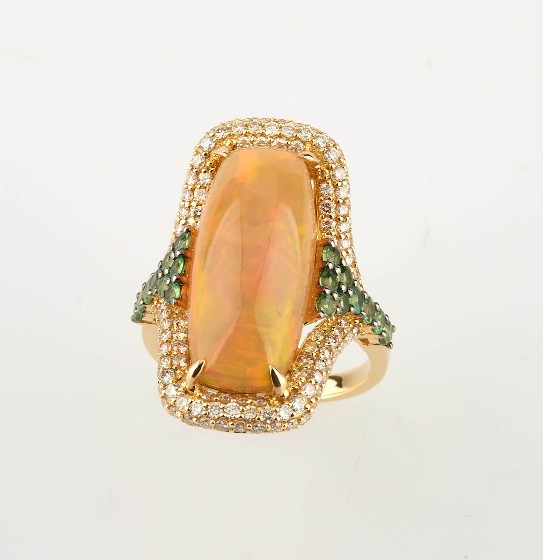Null Rectangular yellow gold ring set with a cabochon-cut opal weighing approx. &hellip;
