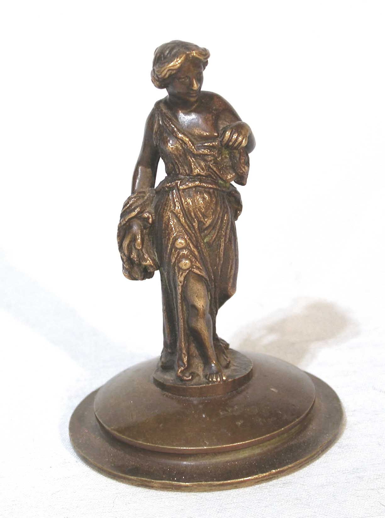 Null 一尊带有 "勋章 "铜锈的青铜雕像，表现了一位头戴摇摆头饰的年轻女子，穿着古色古香。19世纪。高度：8.8厘米。高度：8.8厘米。