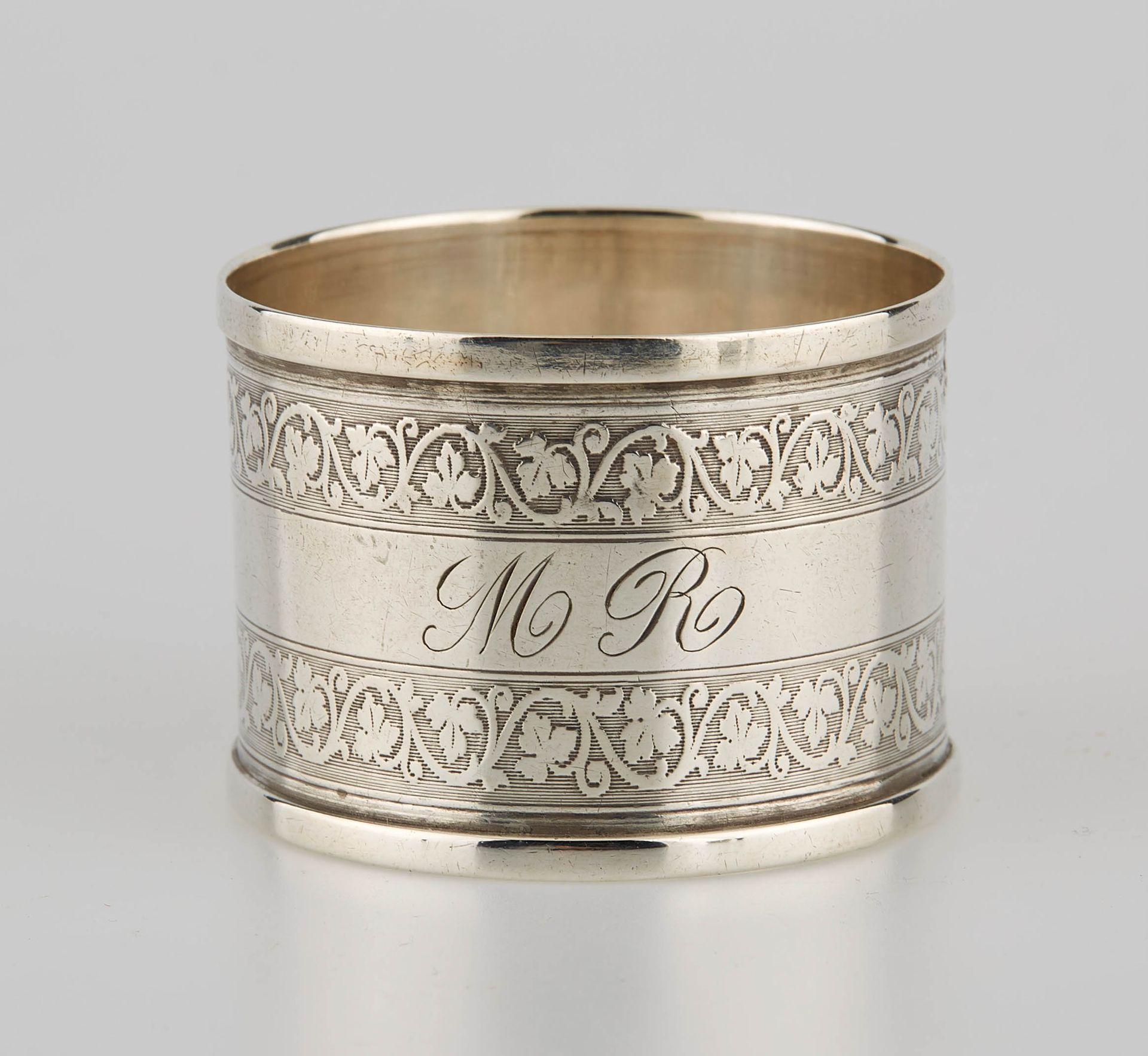Null Silver napkin ring engraved with a frieze of foliage on a guilloche backgro&hellip;