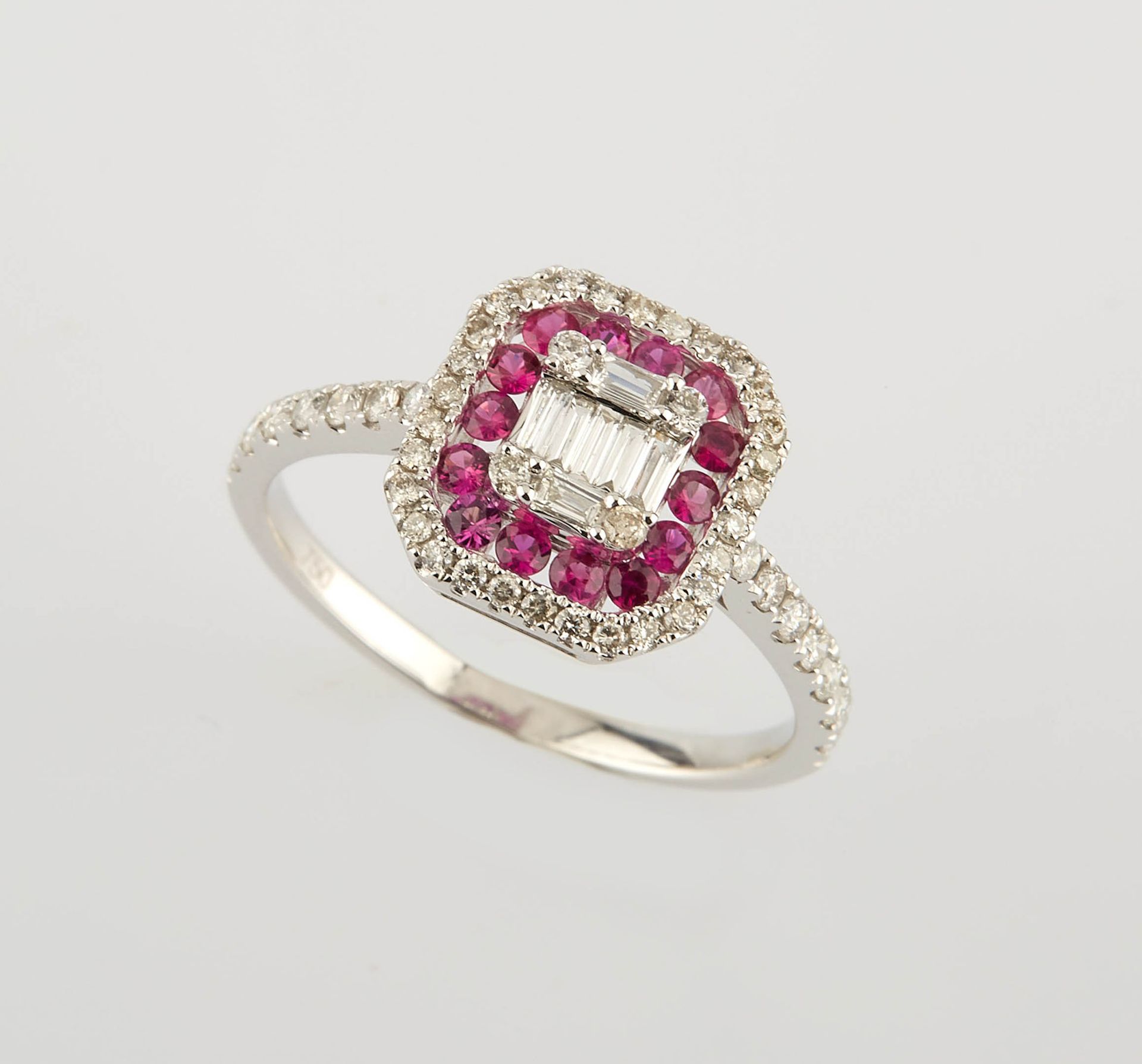 Null 装饰艺术风格的白金戒指，在14颗圆红宝石（约0.30克拉）和48颗圆钻（约0.30克拉）的双重镶嵌下，镶嵌了7颗长方形切割钻石（约0.10克拉）。 手&hellip;