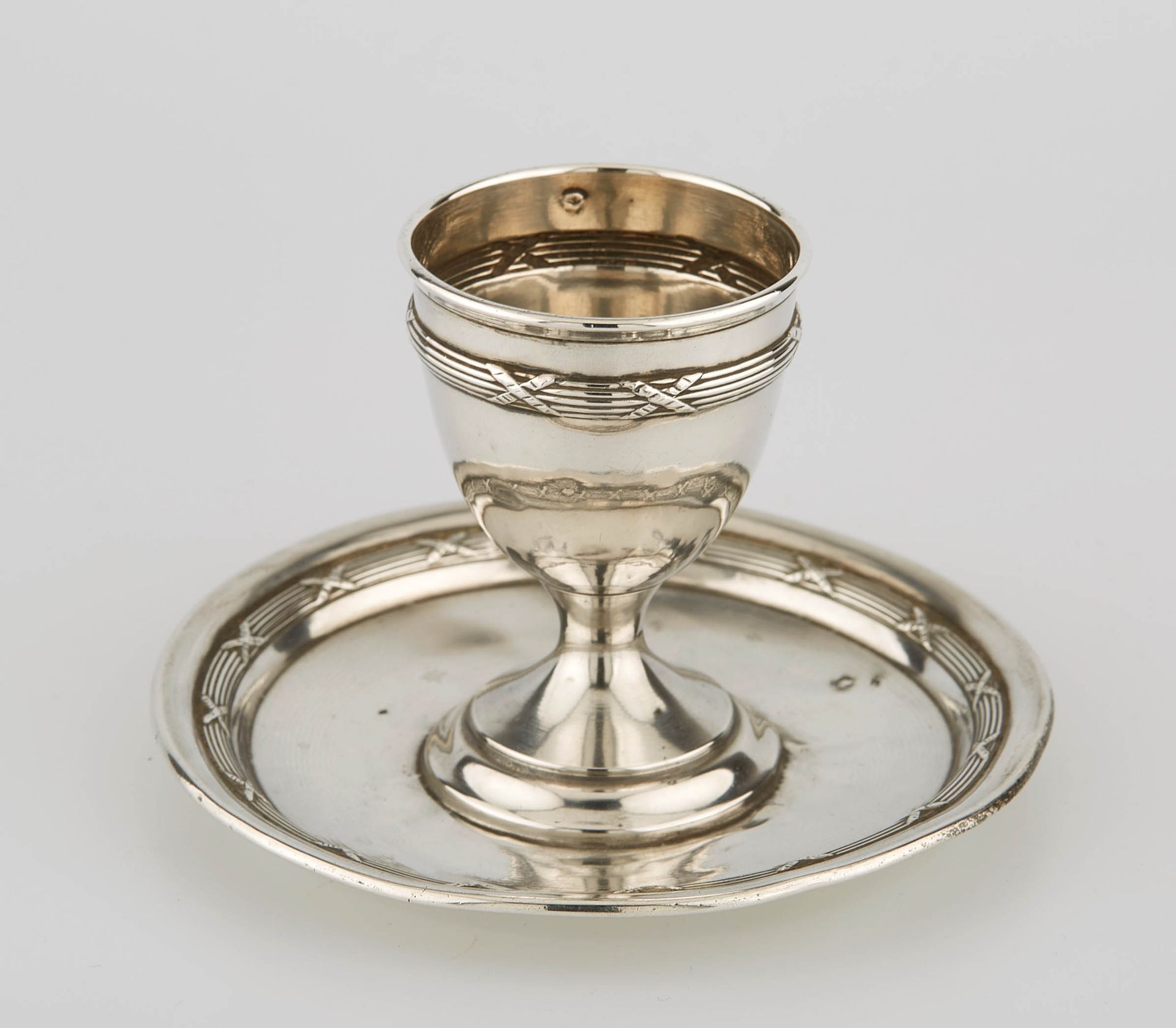 Null Silver egg cup and its round pedestal decorated with nets and crossed ribbo&hellip;