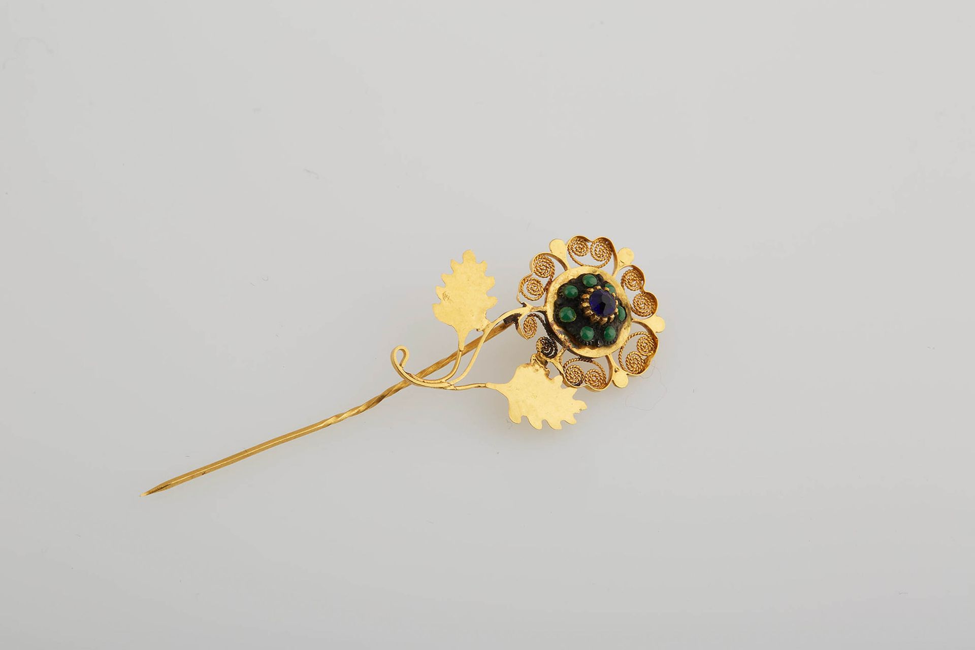 Null Yellow gold pin in the shape of a flower with small green balls and a blue &hellip;