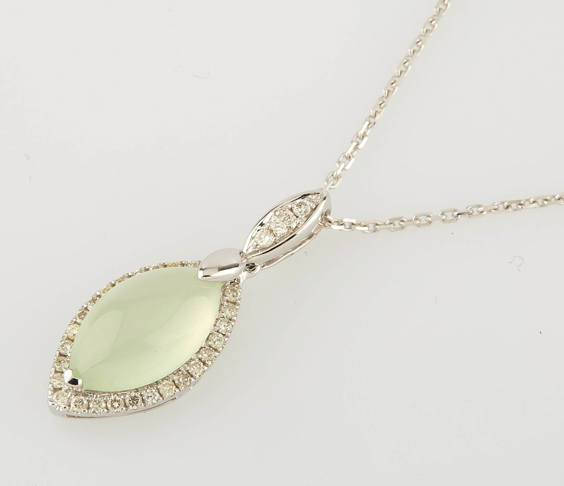 Null White gold pendant with a cabochon-cut chalcedony of 3.75 cts surrounded by&hellip;