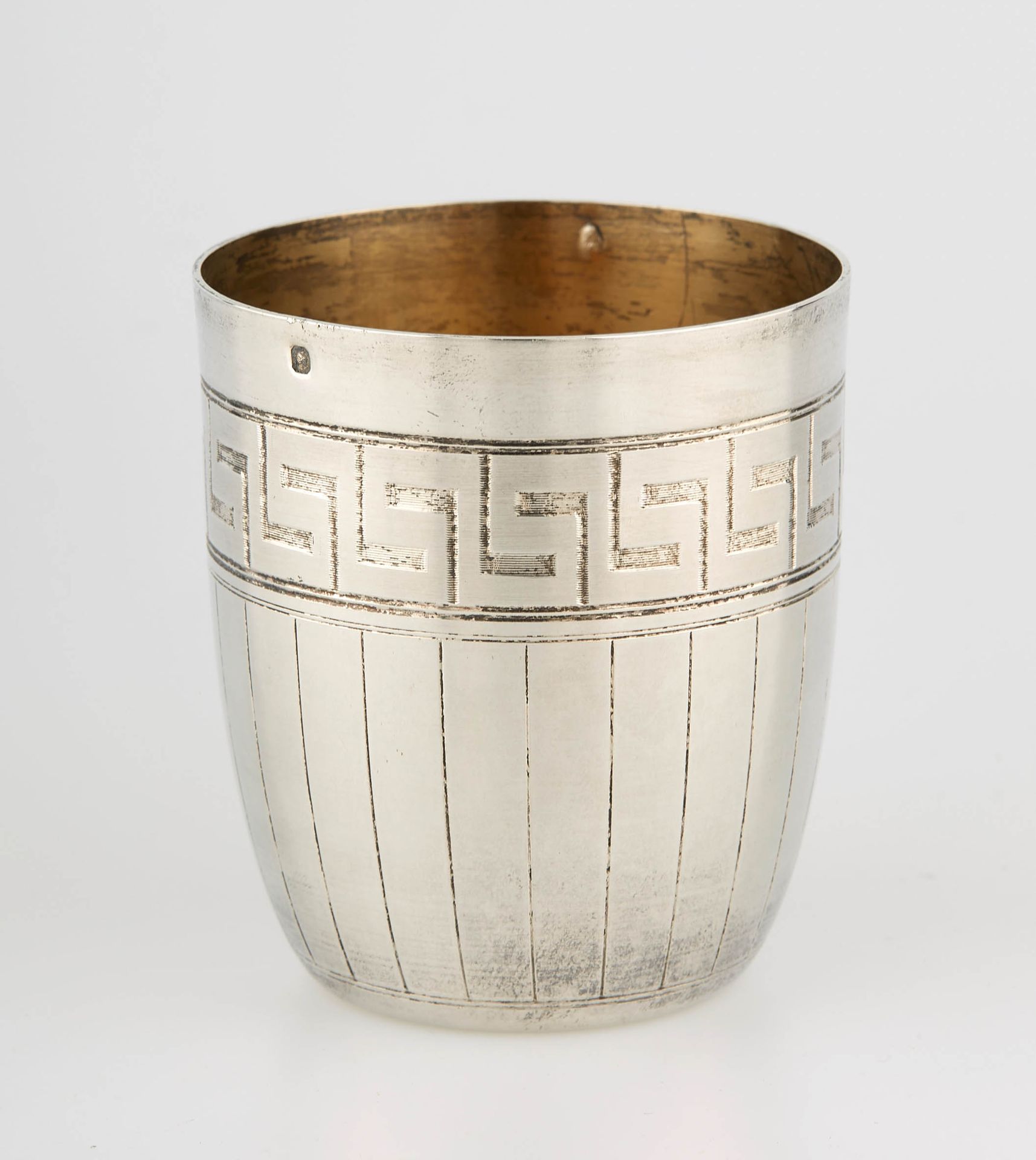 Null 一个银质圆柱形平底酒杯，刻有希腊蜿蜒的楣条。Minerve的标志。高度：7厘米。高度：7厘米。重量：68克。