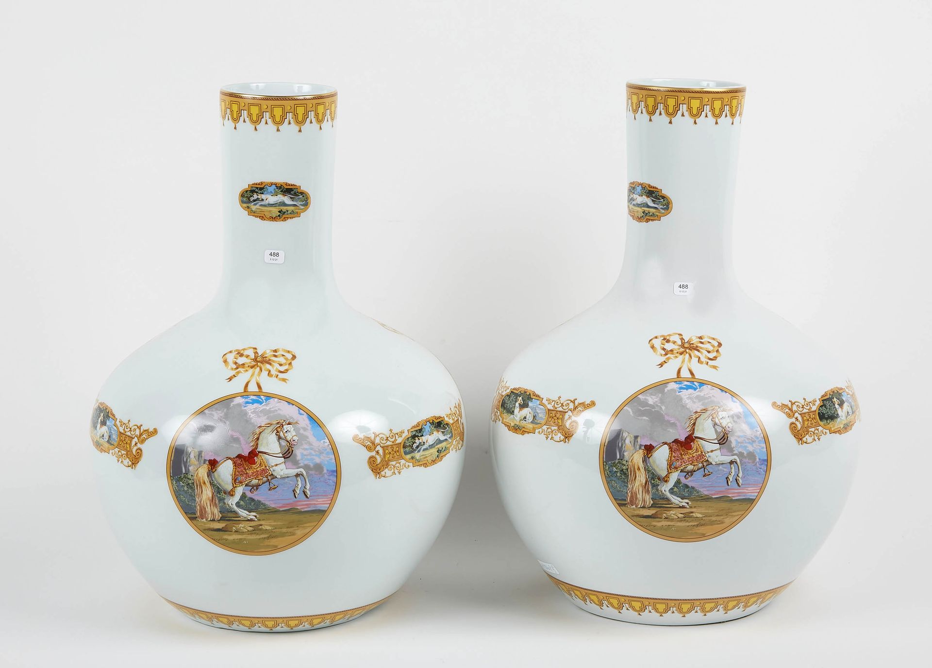 Null 一对巴黎瓷器花瓶，呈柱状，有圆形的马和椭圆形的狗的多色装饰。20世纪。高度：50厘米。