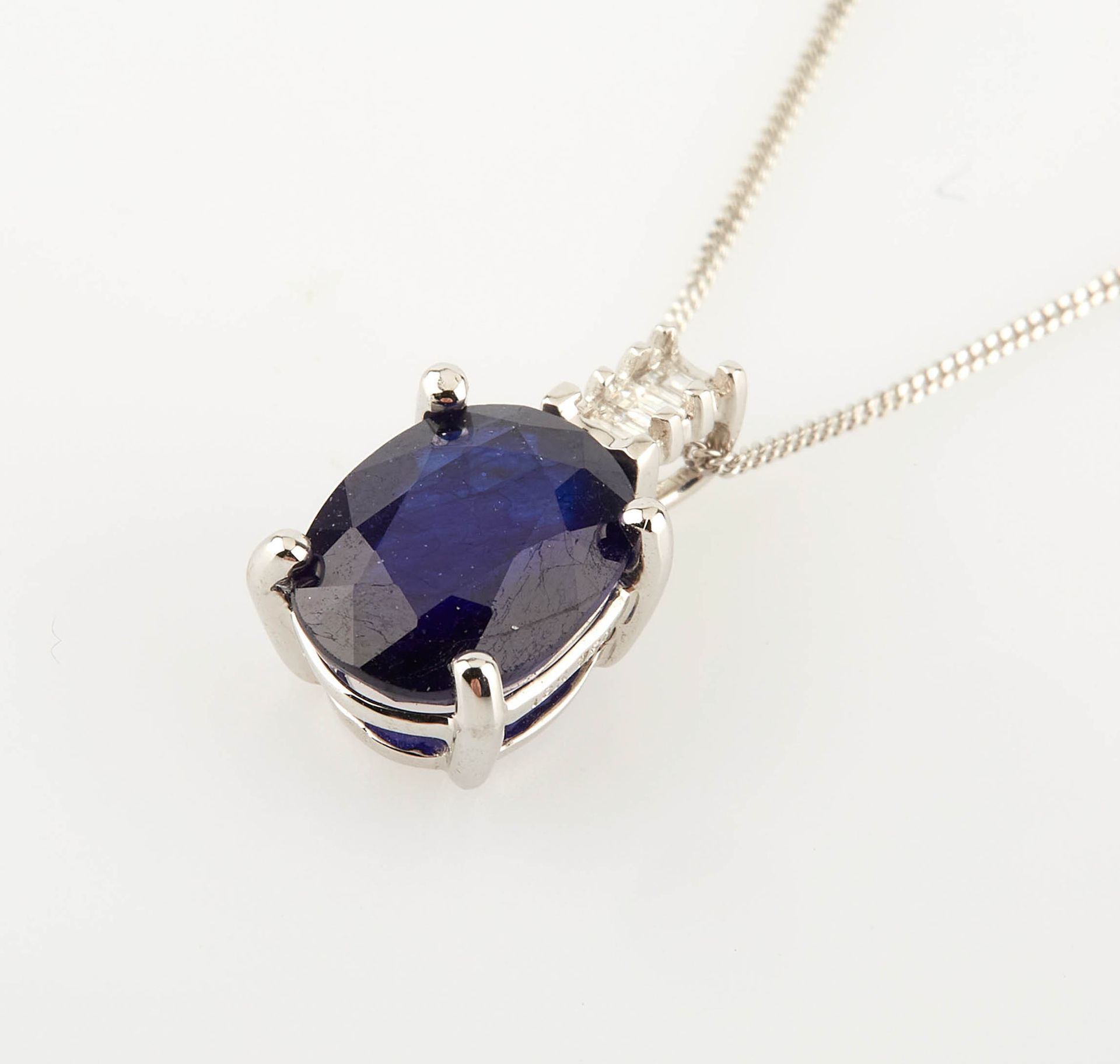 Null White gold pendant with a 2.85 ct oval sapphire set with three 0.10 ct bagu&hellip;