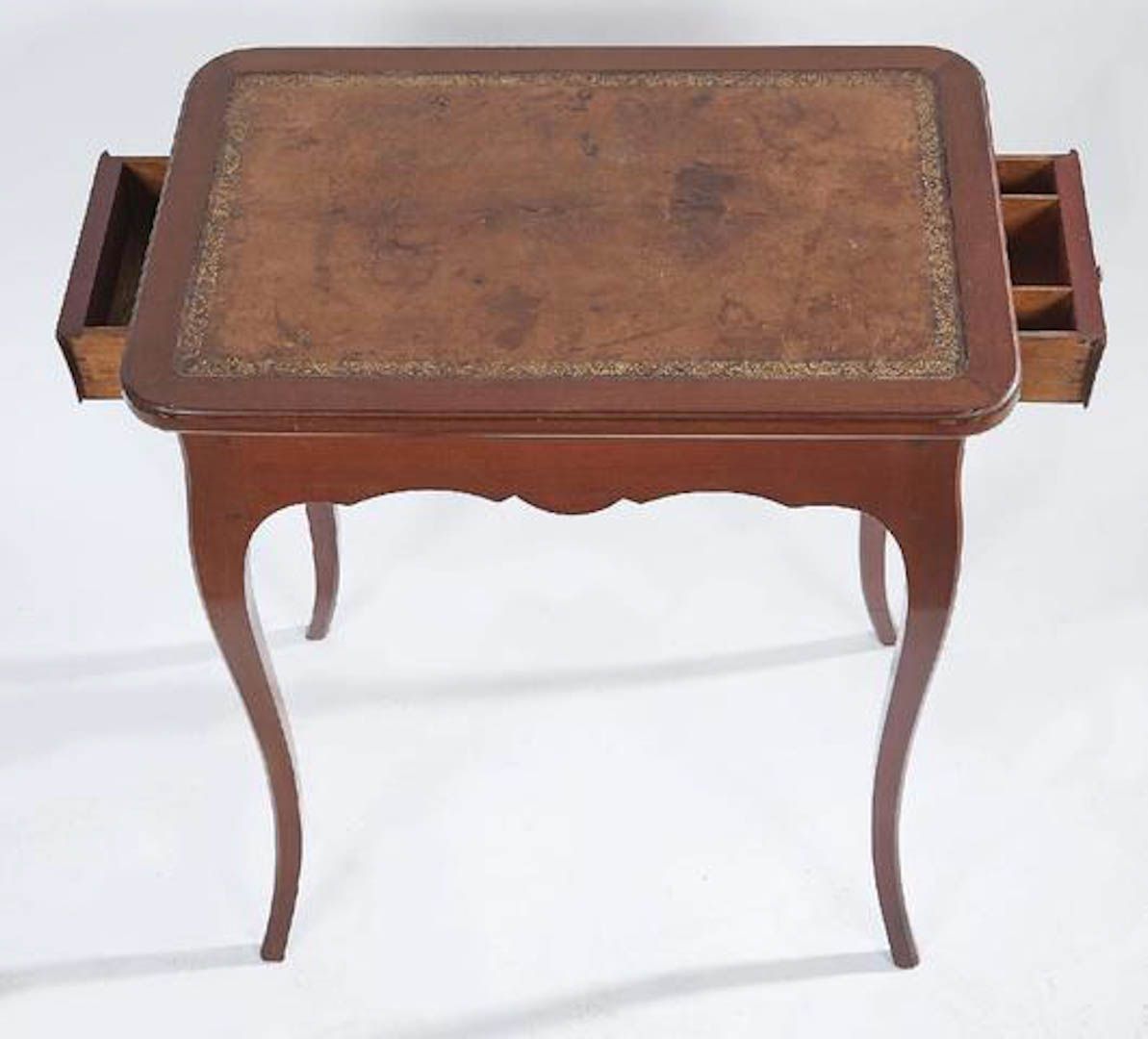 Null 一张桃花心木小书桌，有两个侧抽屉，桃花心木的正面，精细地镶嵌在橡木上。马蹄形的腿由弯曲的横杆连接。风格L. XV.19世纪。高度：0,71米。: 0,&hellip;