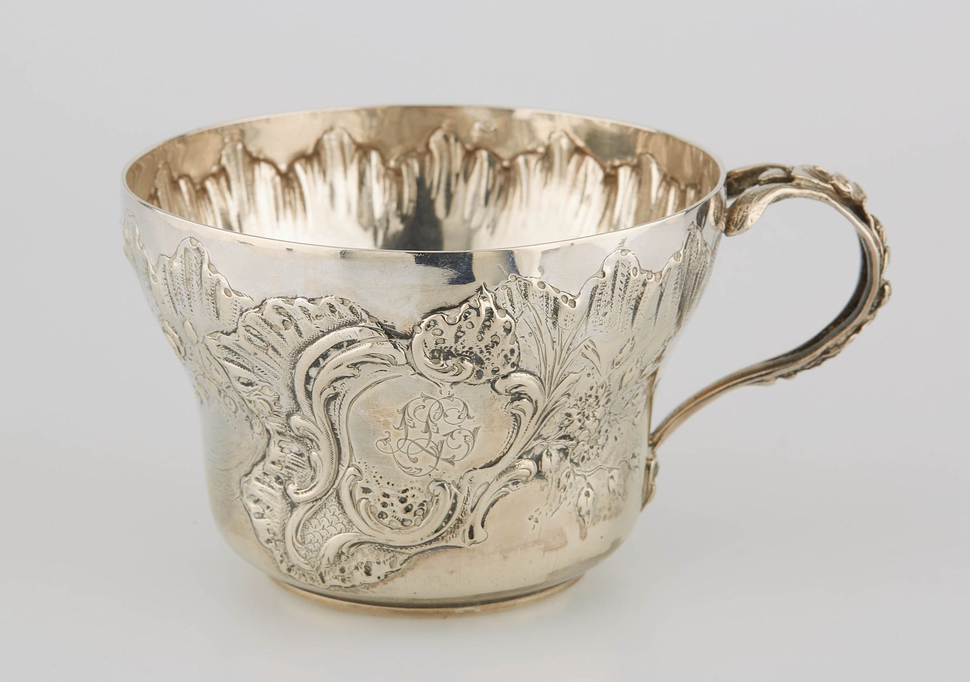 Null Large silver cup engraved and chased with waves and a large reserve numbere&hellip;