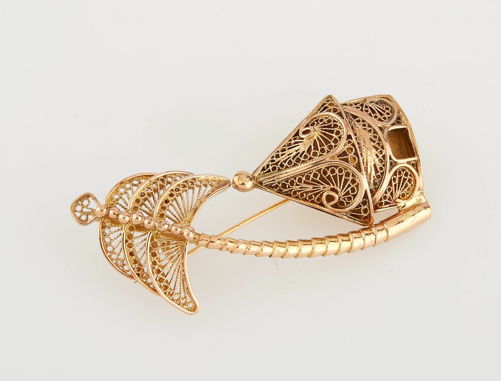 Null 
Brooch in yellow gold 14 KT (585 thousandths) filigree representing a hut &hellip;