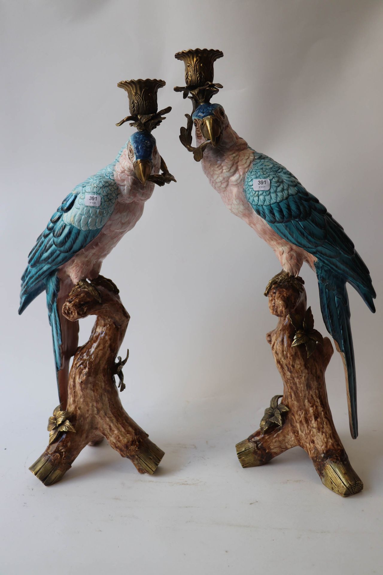 Null Grande paire de bougeoirs en bronze et porcelaine à décor de perroquets. Ha&hellip;