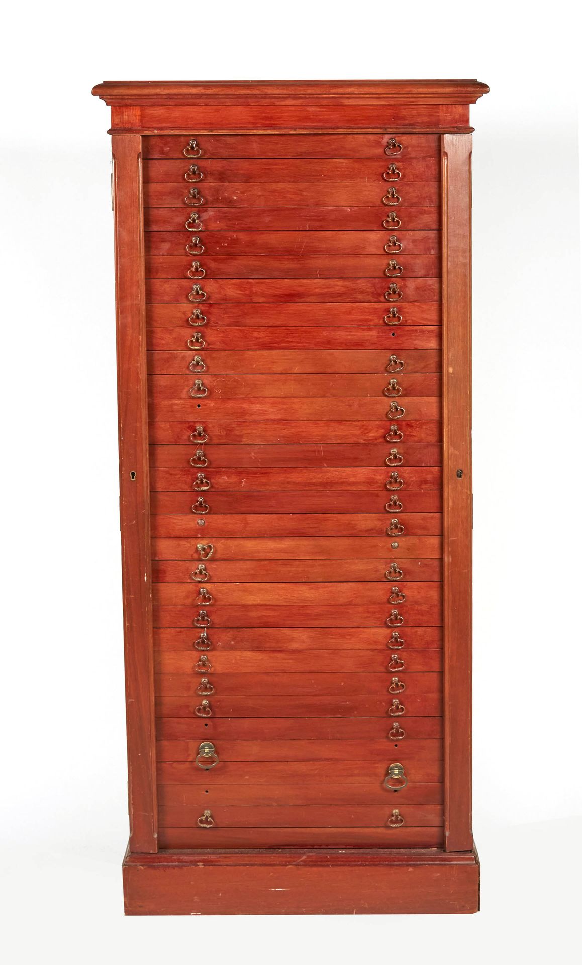 Null 桃花心木贴面奖章柜，有三十个小抽屉（十个抽屉把手丢失）。木质顶部。身高：141厘米。身高：141厘米。长度：63.5厘米。深度：41厘米。