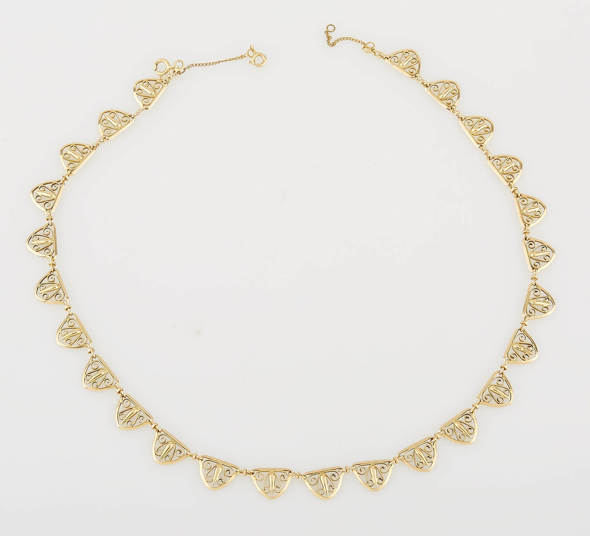 Null 镂空和花丝的黄金垂饰项链。带安全链。长度：40.5厘米。重量：12.80克。