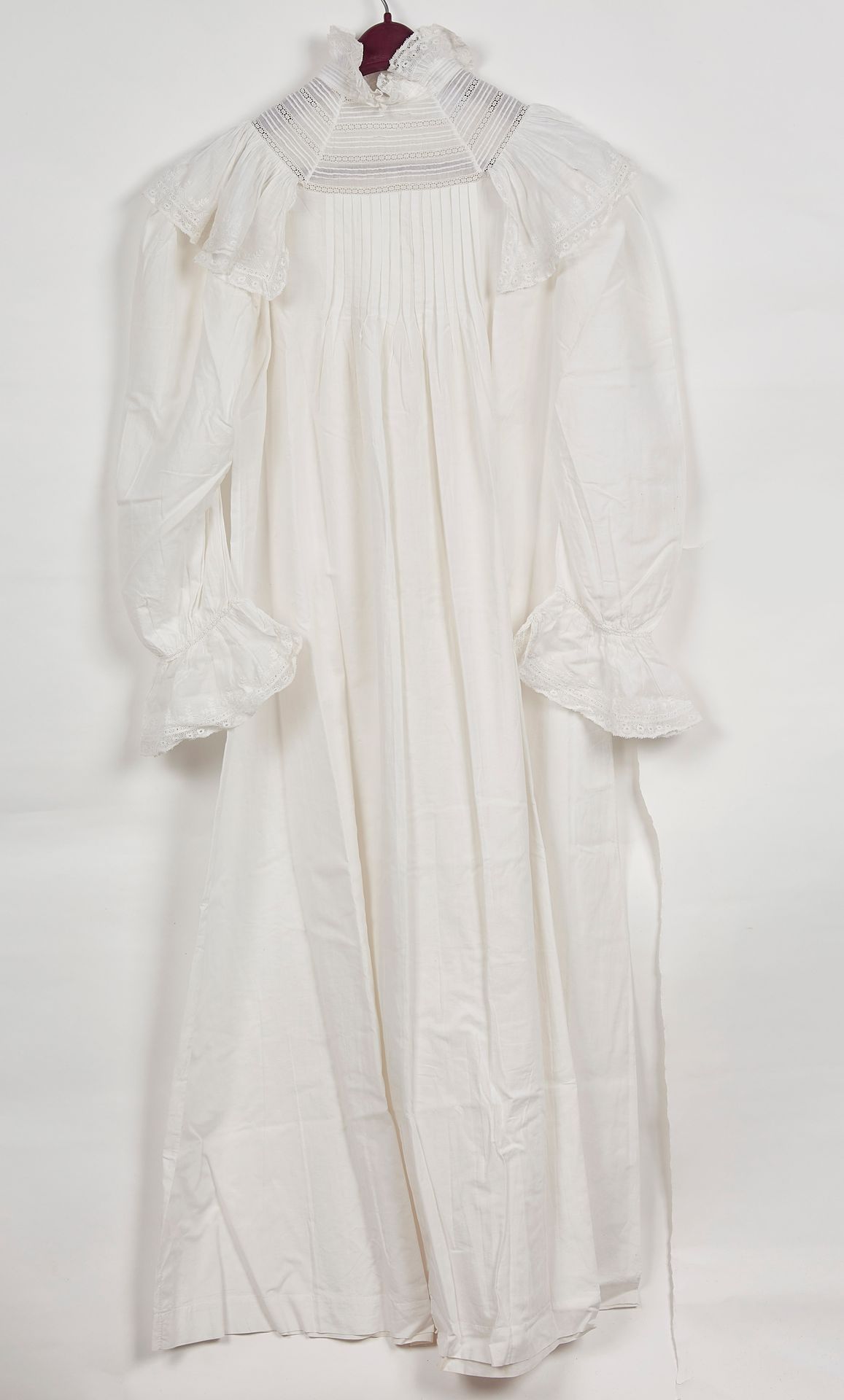 Null 长裙下摆1900之间的两个和蕾丝宗教褶皱的细布。出处：Arlette LEGALLAIS POIDVIN收藏。