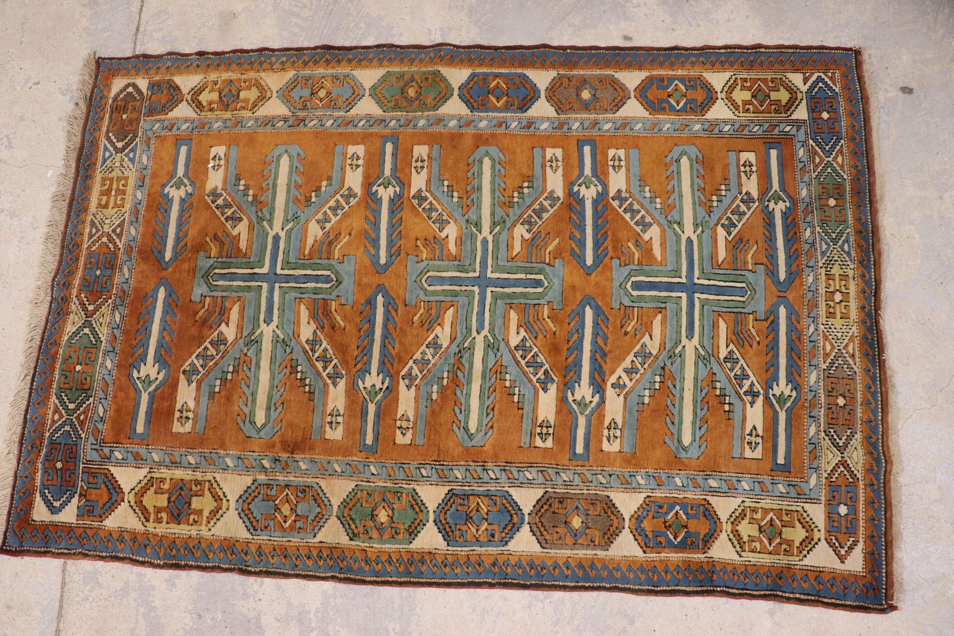 Null Tapis en laine à fond marron à décor de motifs géométriques. 250 x 160.