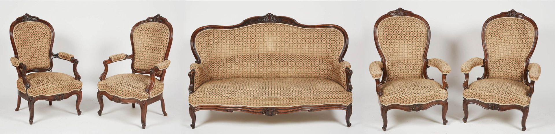 Null L. XV风格的巴洛克式客厅，包括一个大的三座沙发，两个大的扶手椅和两个小的实心巴洛克式接待椅。饰面为印花天鹅绒。约19世纪中期。沙发的一个小角落上有&hellip;