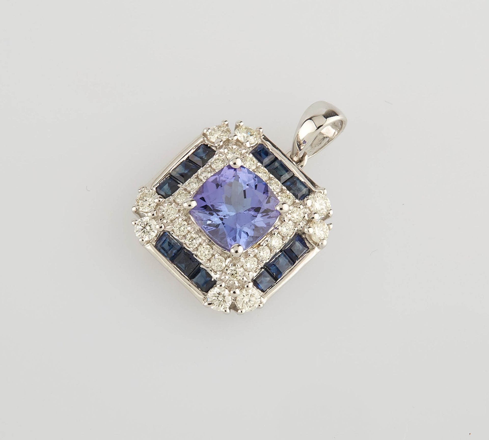 Null Pendentif de style Art-déco en or blanc orné d'une tanzanite de 1,05 ct env&hellip;