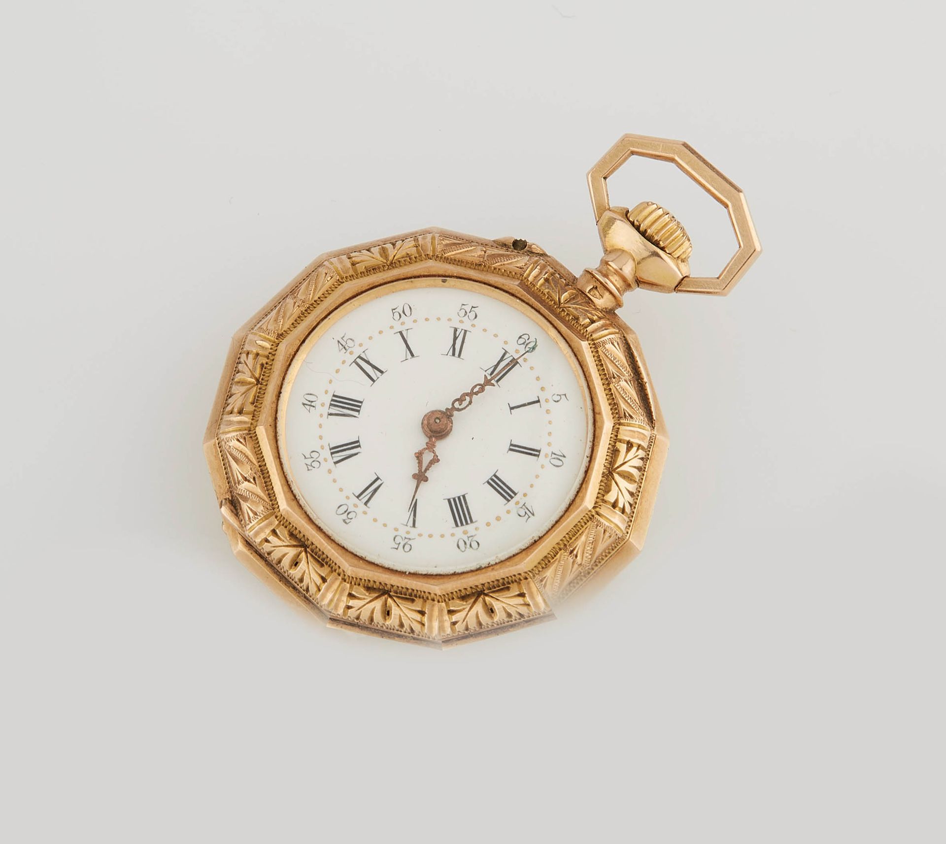 Null Châtelaine-Uhr aus Gelbgold mit ziseliertem Laubwerk. Durchmesser: 3,1 cm. &hellip;