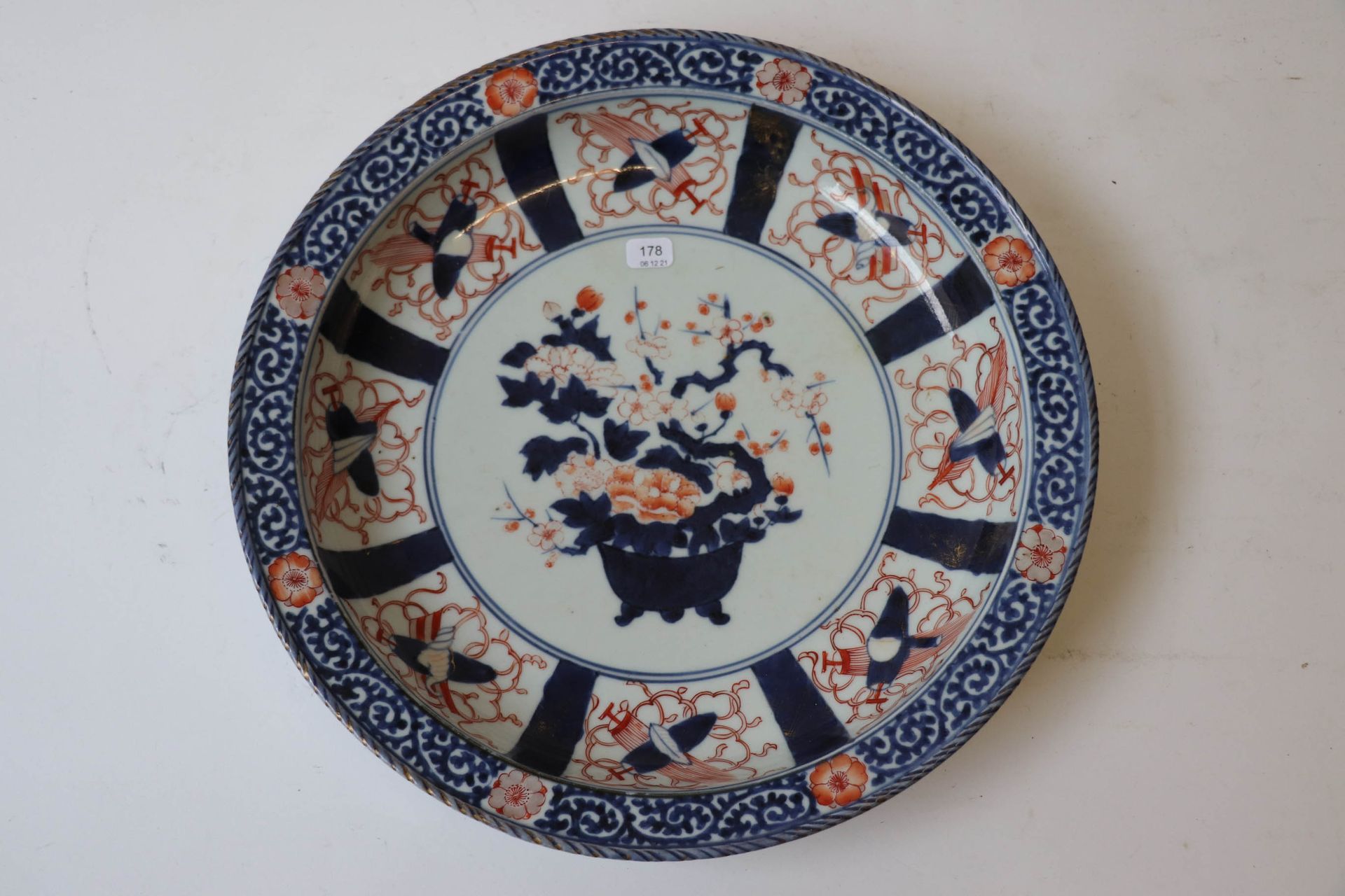 Null Japon. Plat rond et creux en porcelaine décoré en émaux bleu et rouge de va&hellip;