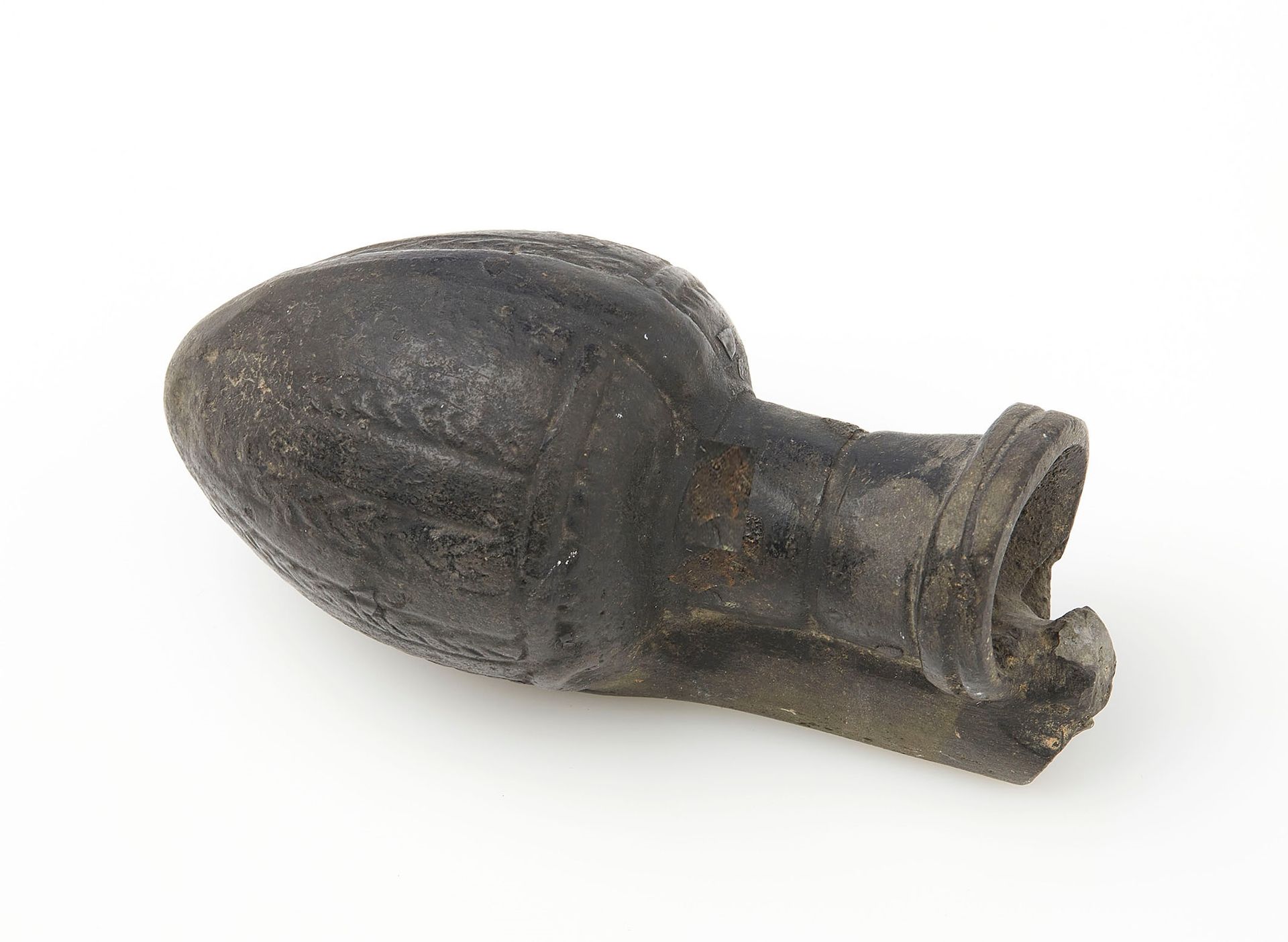 Null 陶土质地的花瓶（装药膏），有黑色的滑石。手柄由一个爬行动物代表。很可能是埃及，托勒密时期。高度：10厘米。10厘米高。