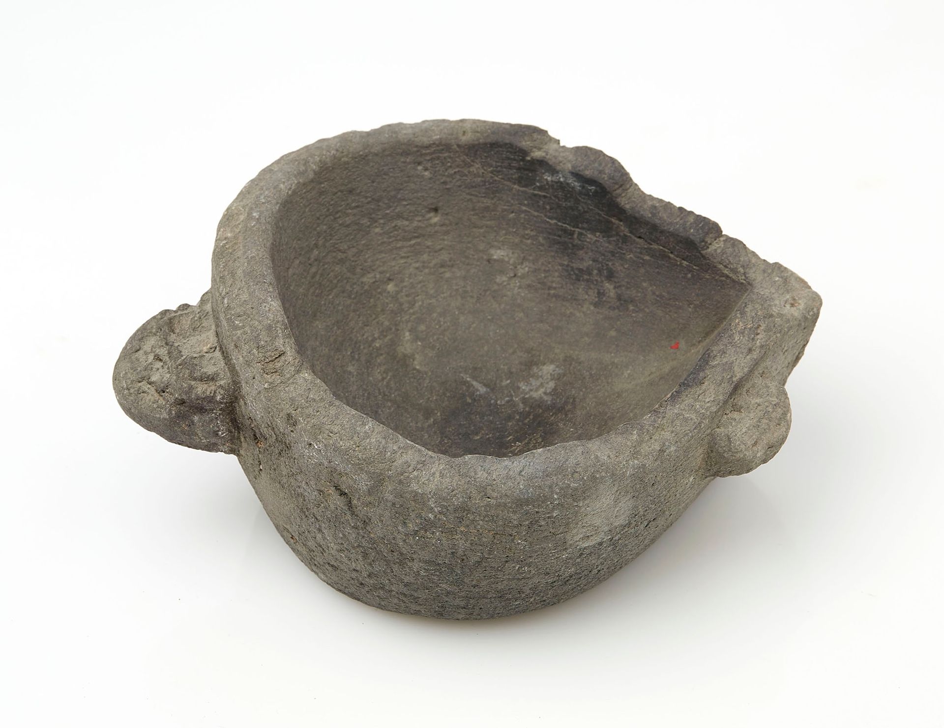 Null 一个有脸的大石模碗。巴克特里亚，第一千年早期。长度：14.2厘米。