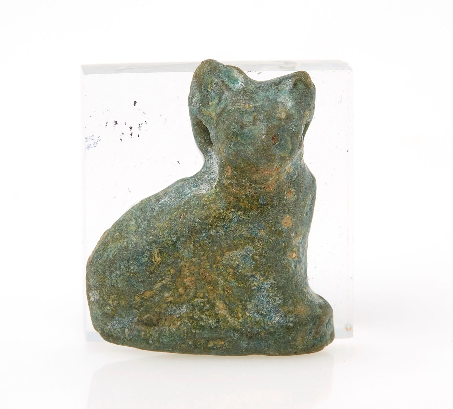 Null Emailliertes Amulett aus Fritte, das die Katzengöttin Bastet darstellt. Ägy&hellip;