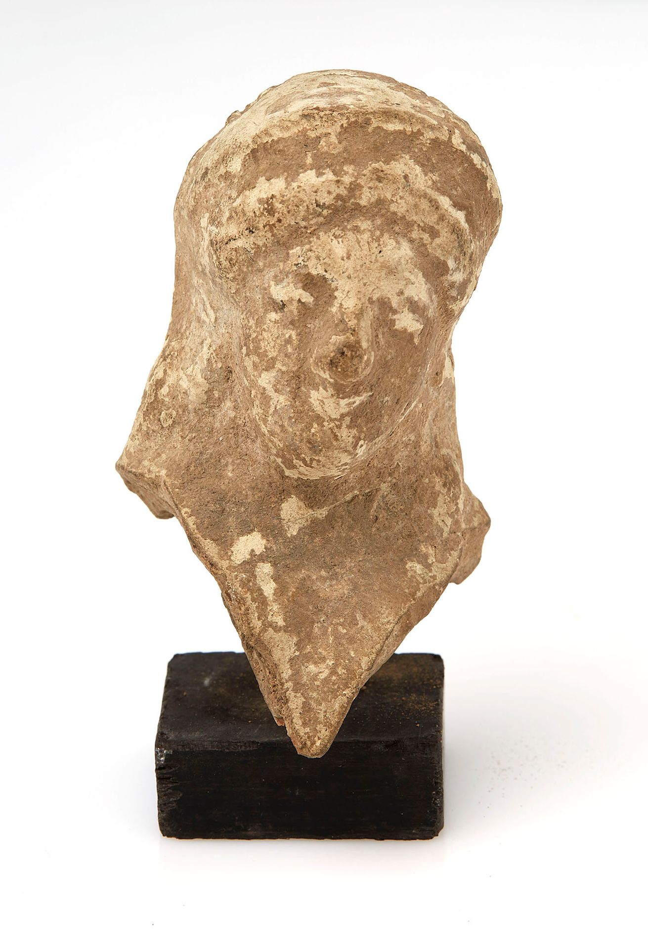Null Terracotta head. Greece, 5th century. Height : 8,5 cm. Height : 8,5 cm.