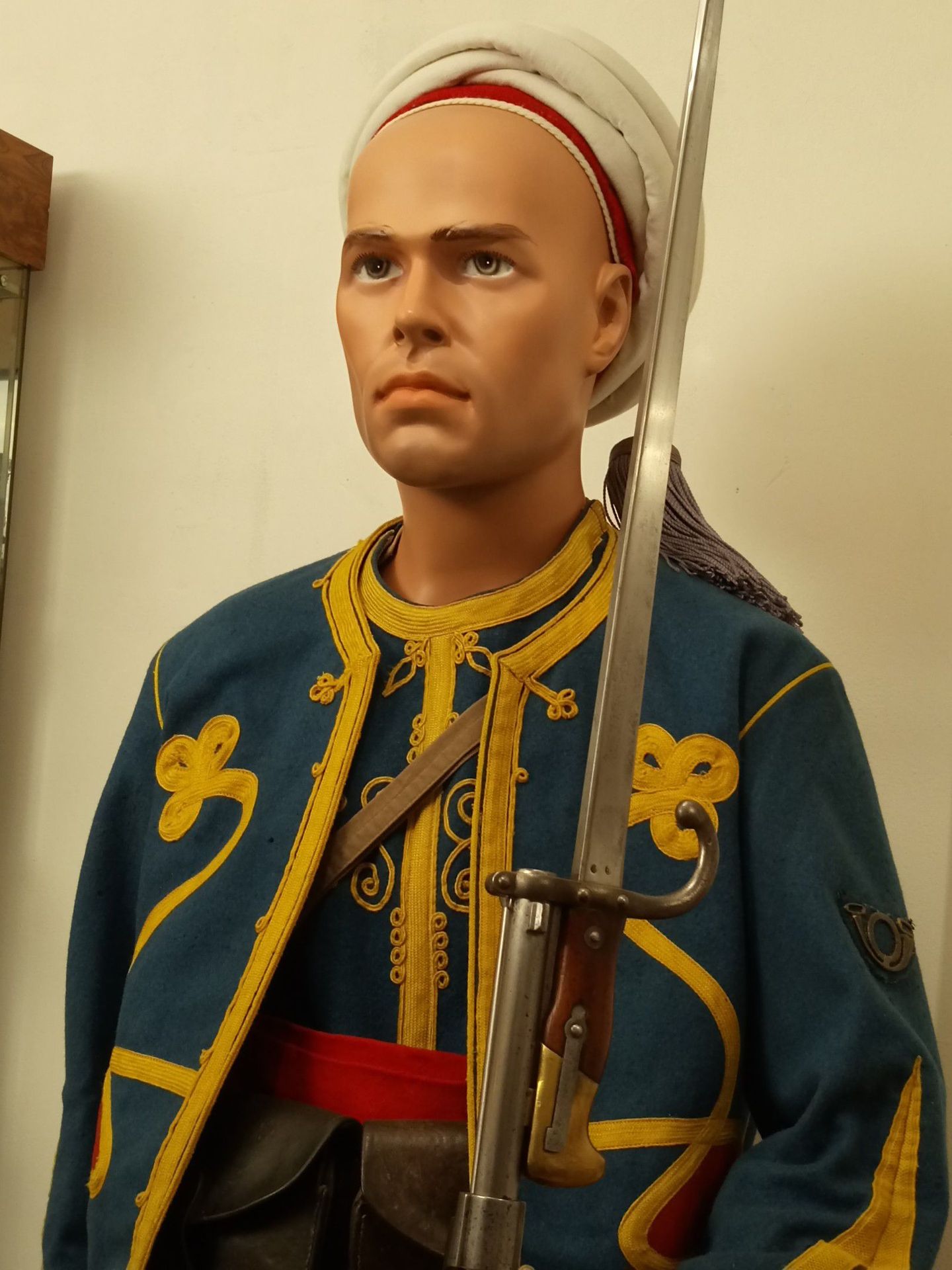 Null 人体模型：阿尔及利亚Tirailleur的制服；包括朱红色布的头巾，天蓝色的流苏，重组的chèche，带有红色 "tombô "的下士外套，袖子上的射&hellip;