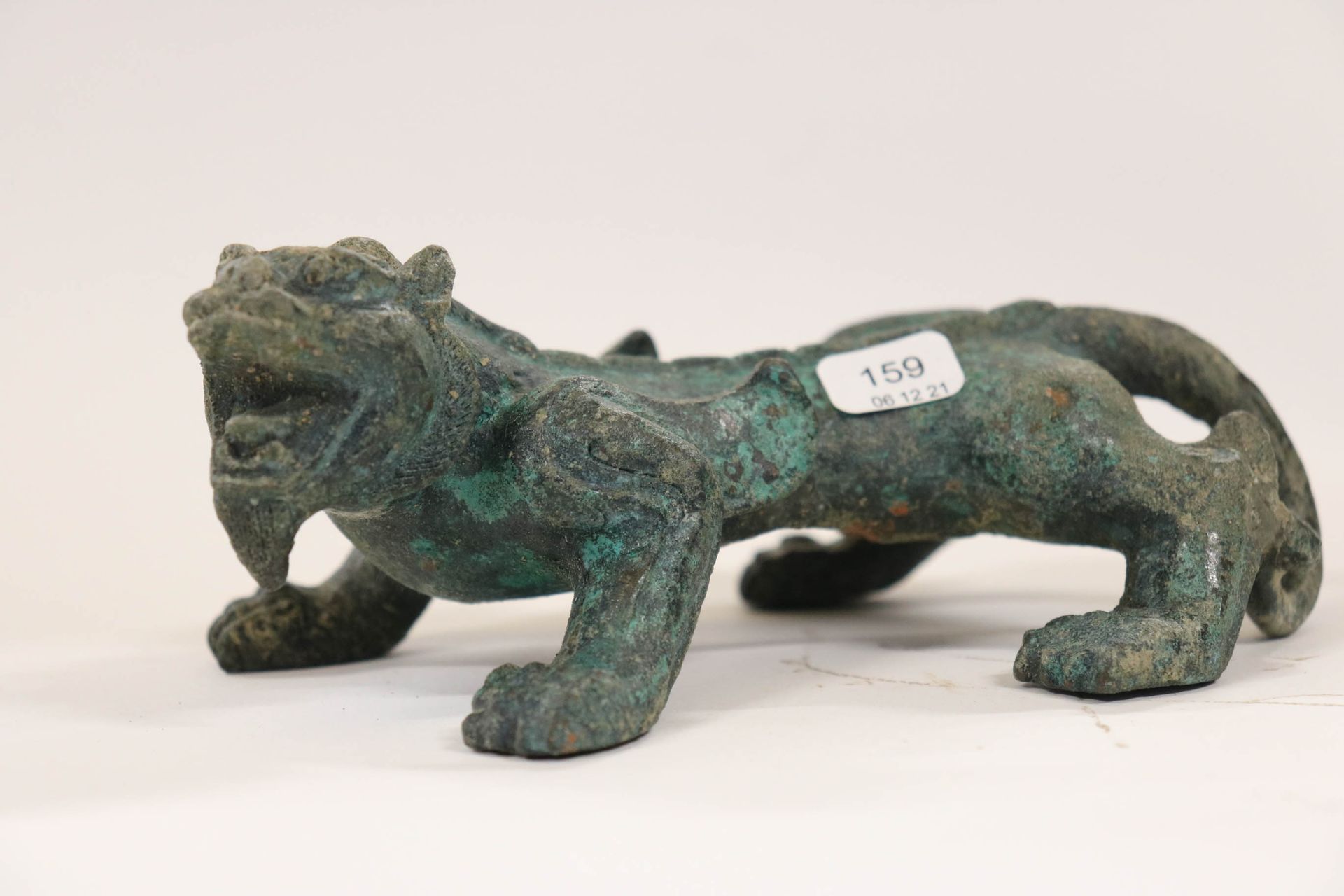 Null Asia. Cina. Statua di bronzo di un drago alato. Lunghezza: 15,5 cm. Nella t&hellip;