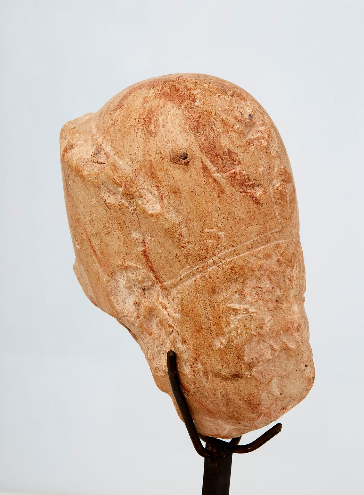 Null 埃及。一个法老的头。细粒石灰岩。国王戴着胜利冠Khepresh和Uraeus。埃及，新王国。高度：10.5厘米。高度：10.5厘米。按原样（震动，磨损&hellip;