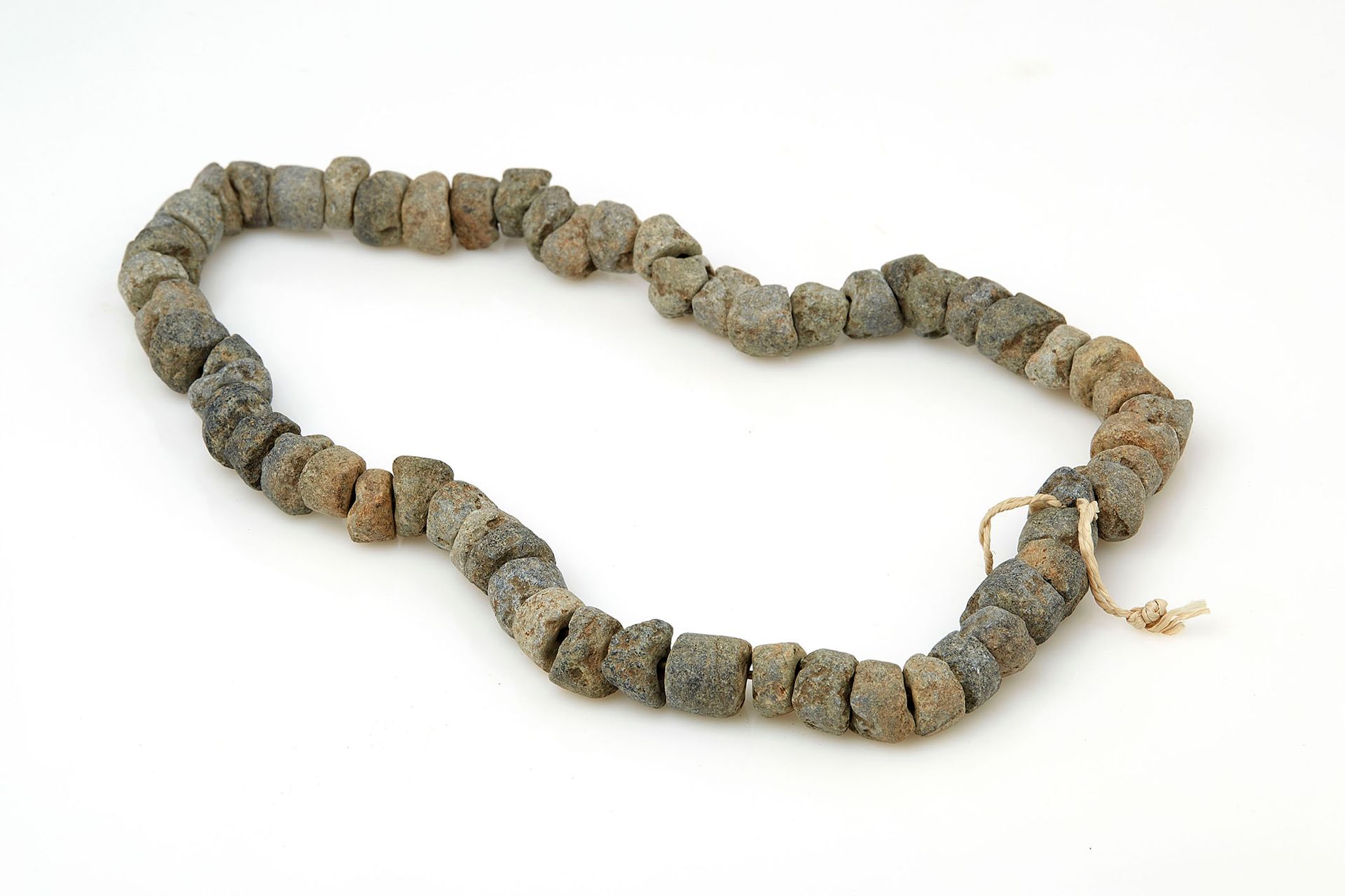Null 古董石珠制成的项链。古董时期。长度：47厘米。