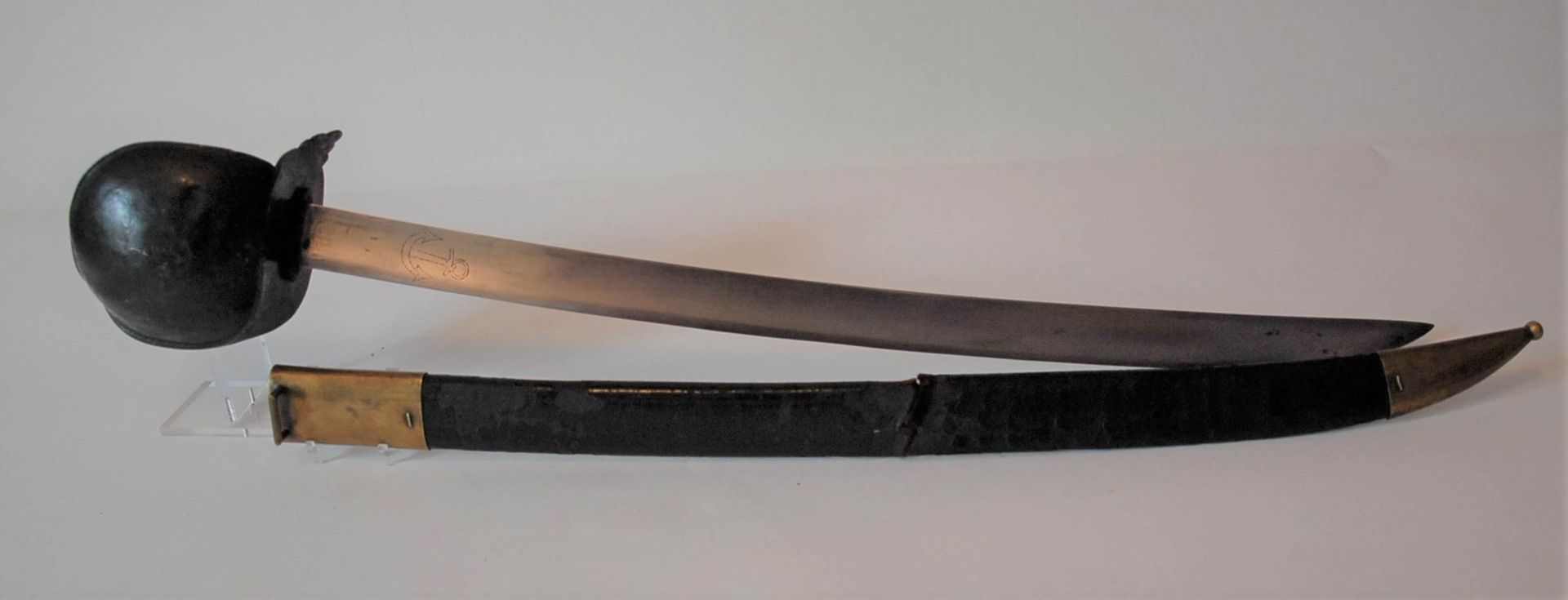 Null 被称为 "带锅的勺子 "的边缘之剑，型号为1811。黑漆铁护手，675毫米的刀身，有剩余的冲孔，两边有两个后来刻的锚，刀身有签名："......Ing&hellip;
