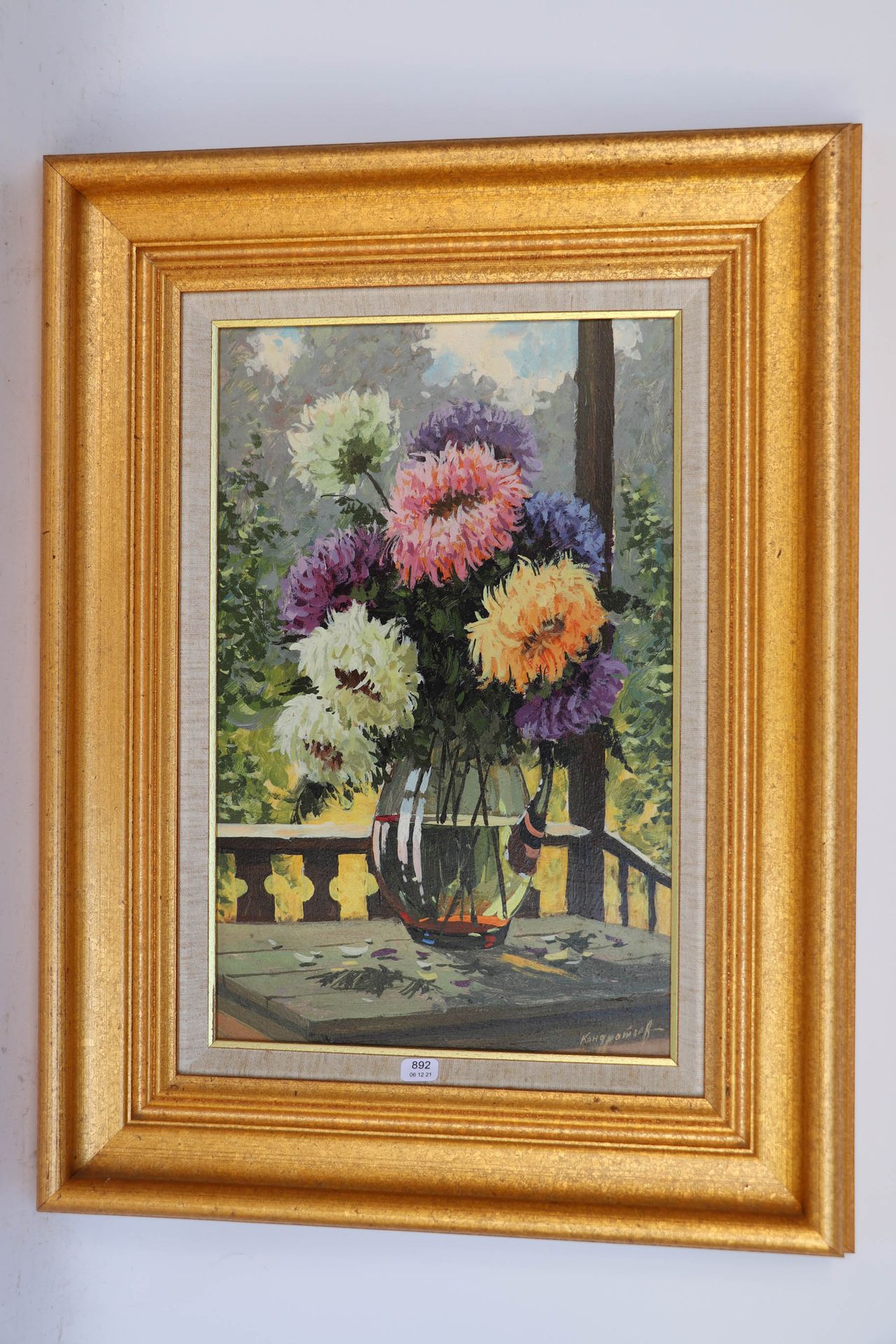 Null 孔德拉提安-尼古拉（20岁）。"阳台上的花束"。木板油画，右下方有签名。37 x 24.