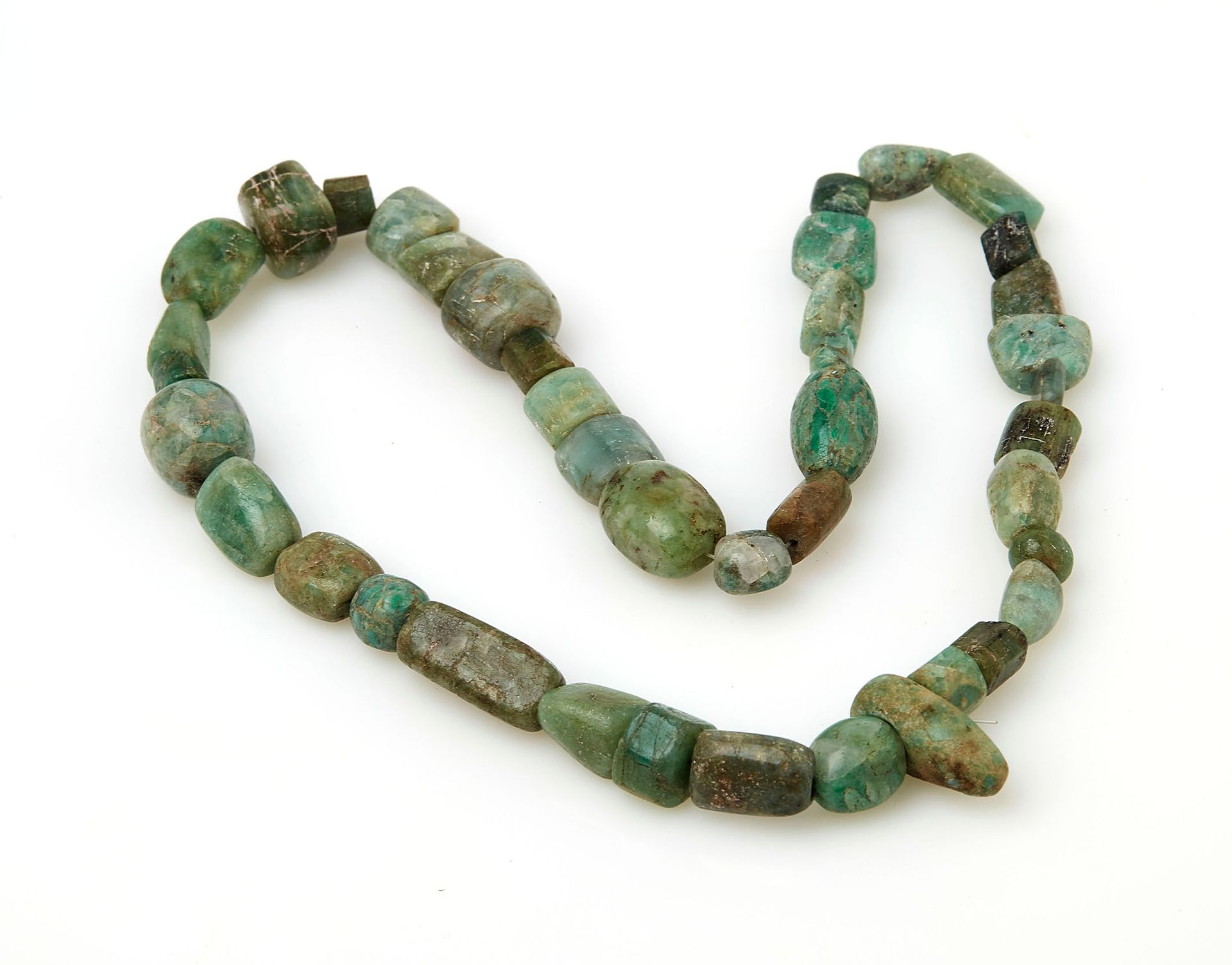 Null 古代玉石珠子制成的项链。墨西哥，玛雅时期（公元600至900年）。长度：44厘米。