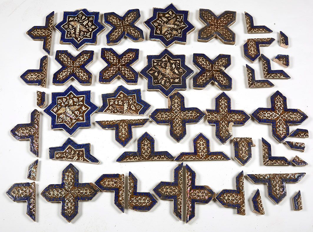 Etoiles et croix lustrées. Iran, fin XIXe-début XXe siècle. Lot de cinq étoiles &hellip;