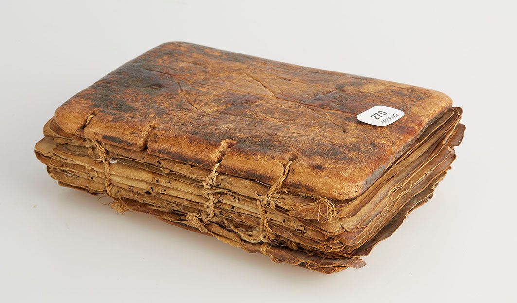 Null Antico libro rilegato in pelle e scritto su pergamena. Antica opera etiope,&hellip;