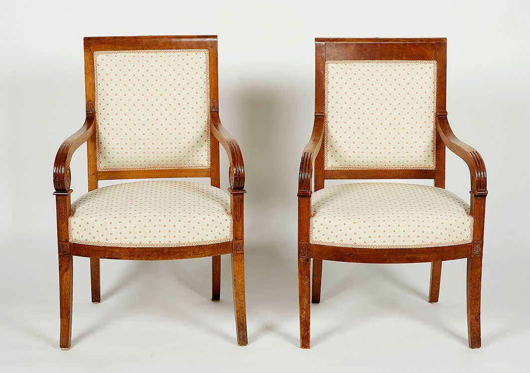 Null Deux fauteuils en bois naturel à pieds dit sabre. Epoque restauration. Haut&hellip;