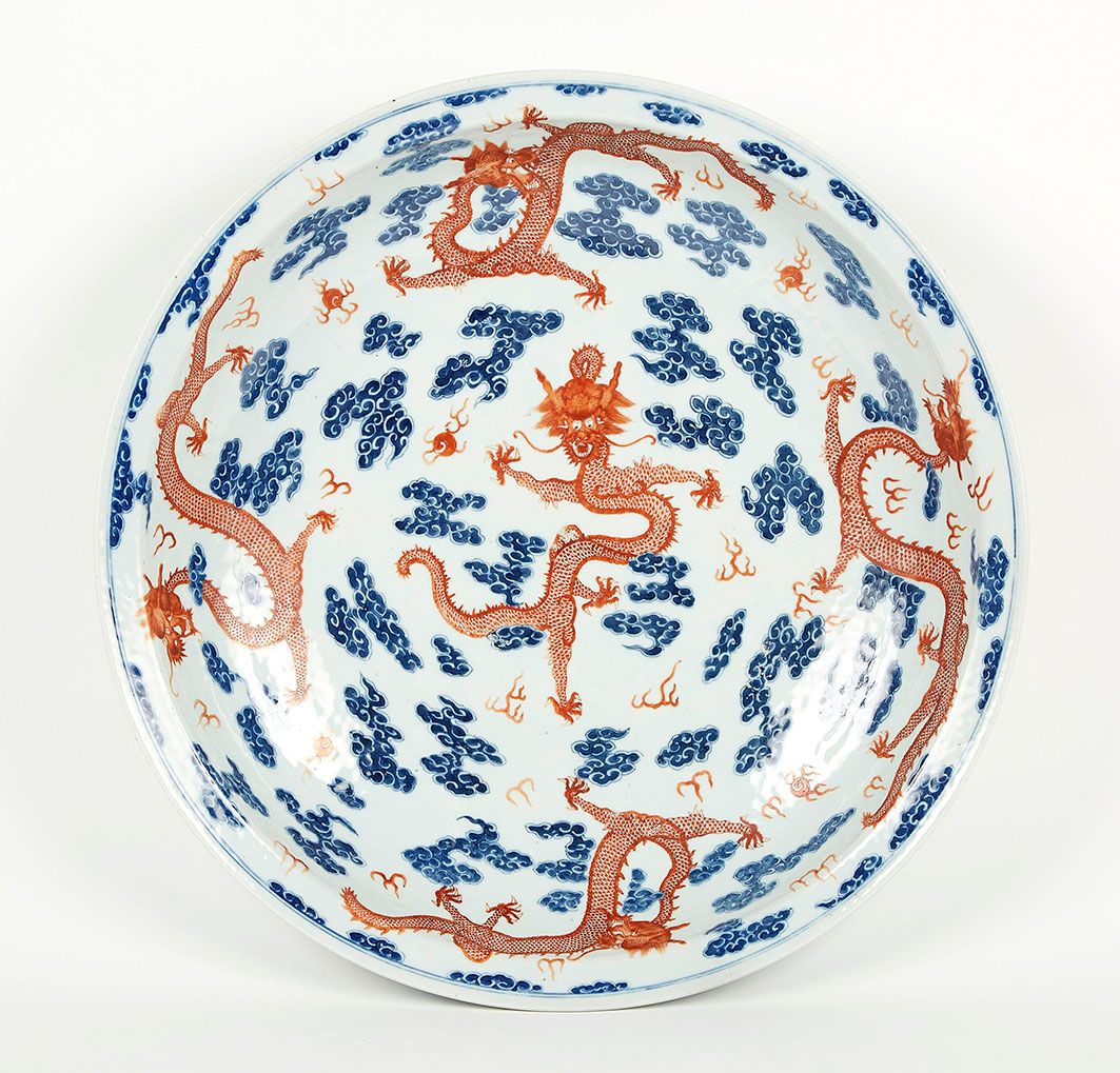 Null 
CINA. Grande piatto circolare in porcellana decorato con nove draghi penta&hellip;
