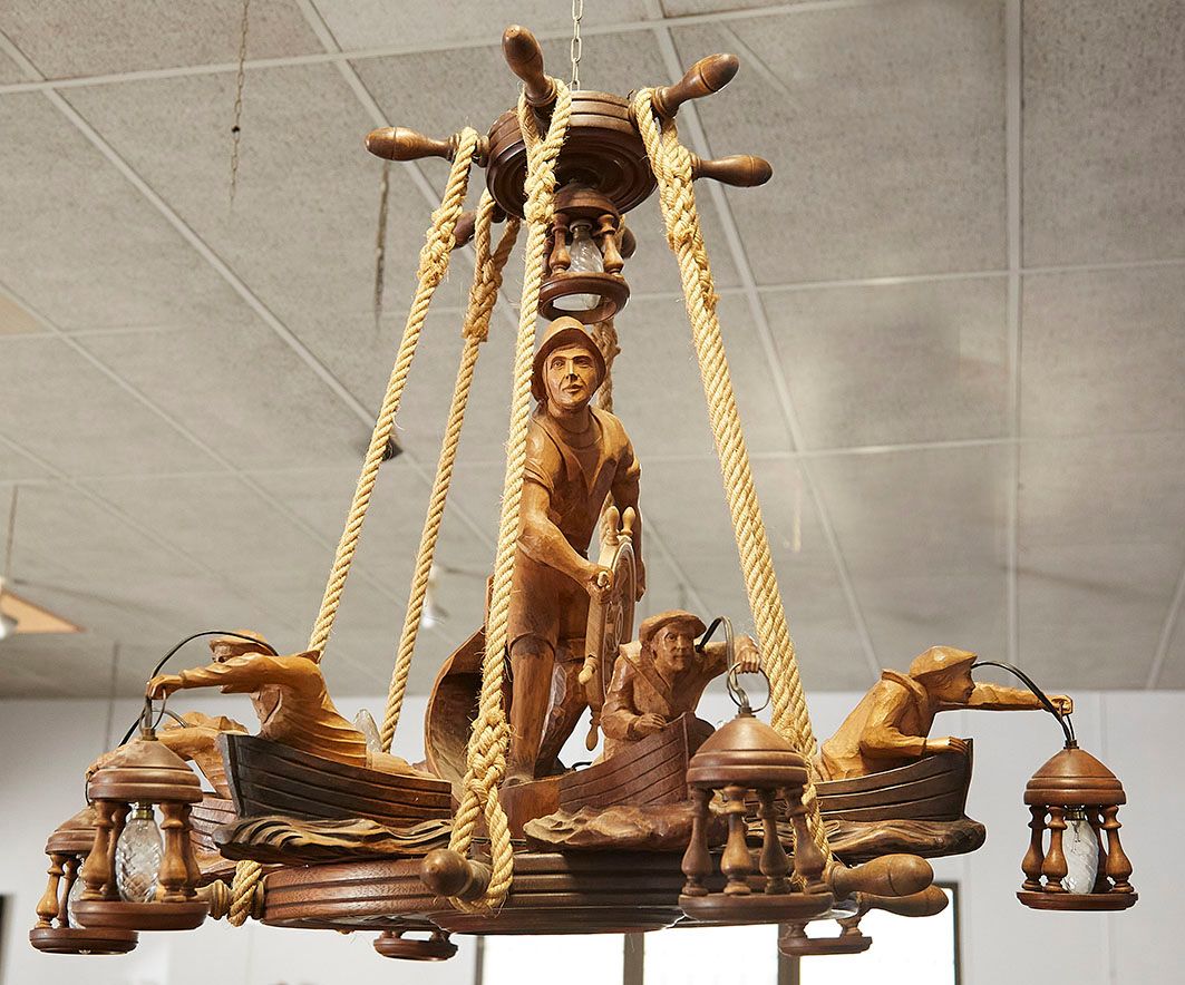 Null 一盏大型六臂吊灯和一对单臂壁灯，用木头雕刻的水手，船和锚。高度：90厘米。高度：90厘米。直径：80厘米。烛台的尺寸 : 48 x 38.