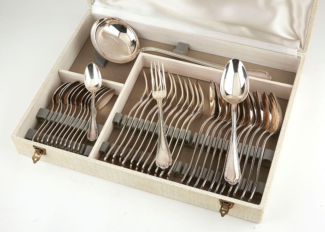 Null ERCUIS.一套39件的镀银 "Sully "模型餐具，包括12个大勺子，12个小勺子，一个勺子和一个沙拉架。呈现在两个盒子里。