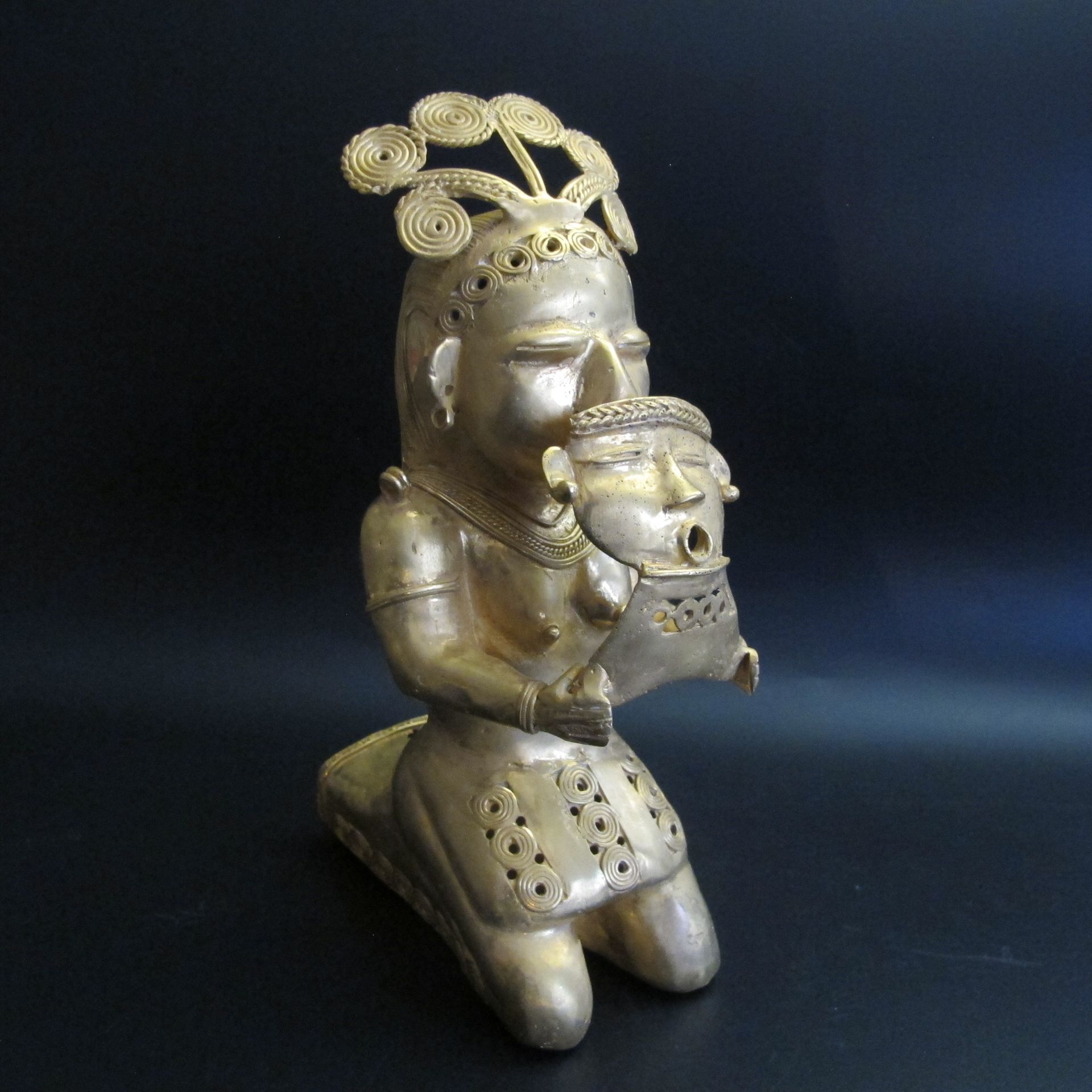 Null 哥伦比亚。带面具的萨满女人雕像。Tumbaga型合金。 成分未定。Tayrona传统。高度：18厘米。高度 : 18厘米。重量 : 约430克。