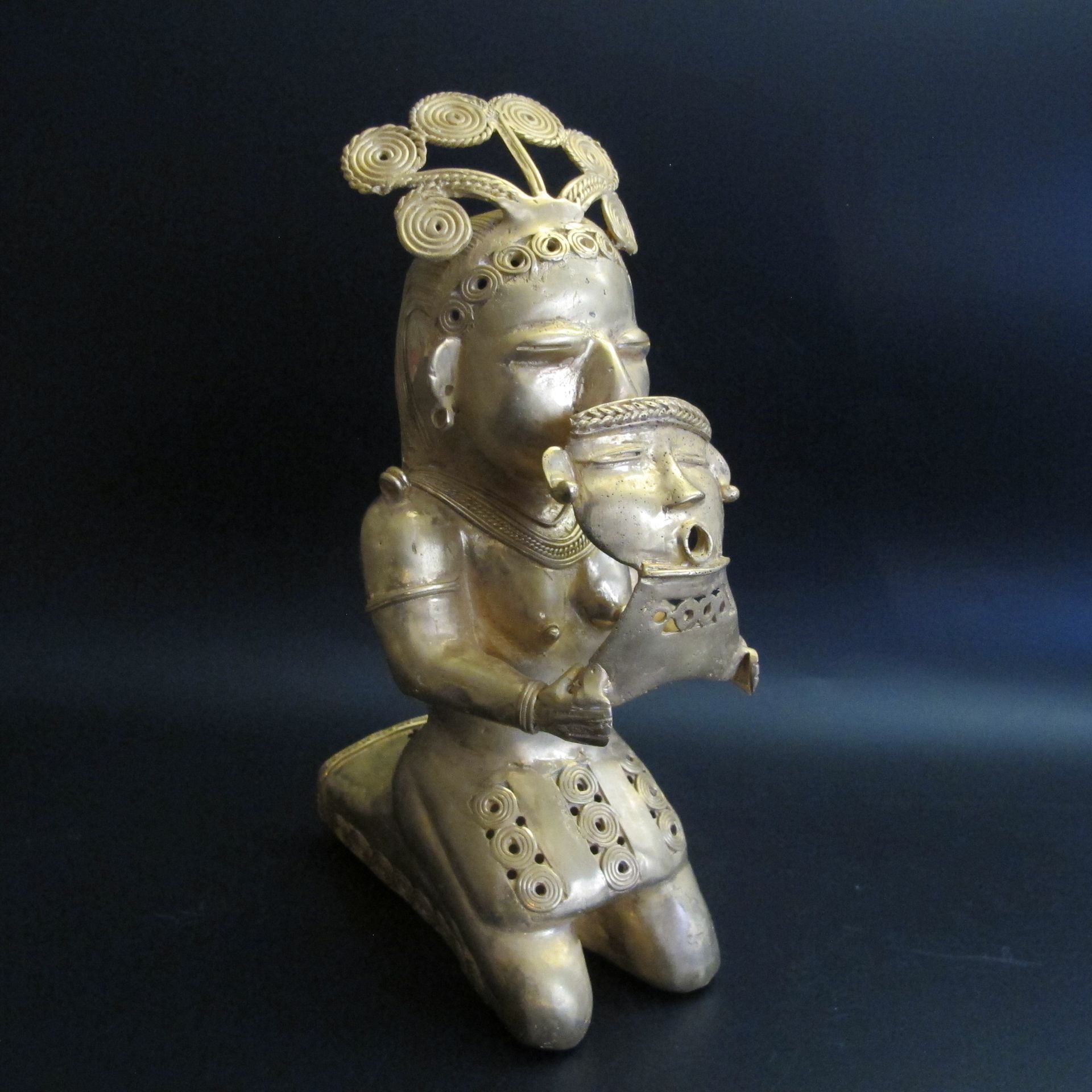 Null Colombie. Statuette de femme shaman présentant un masque. Alliage de type T&hellip;