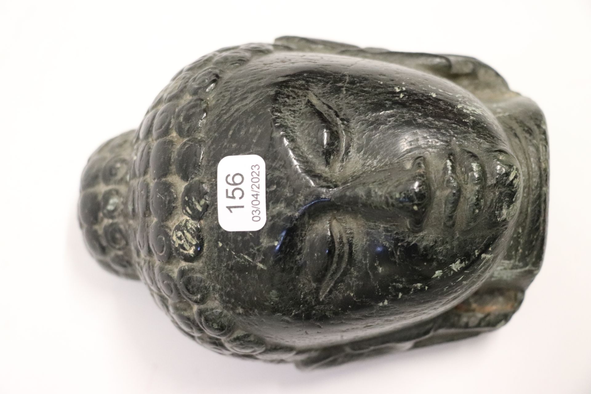 Null Tête de Boudha en pierre style Gupta. Haut. : 12 cm.