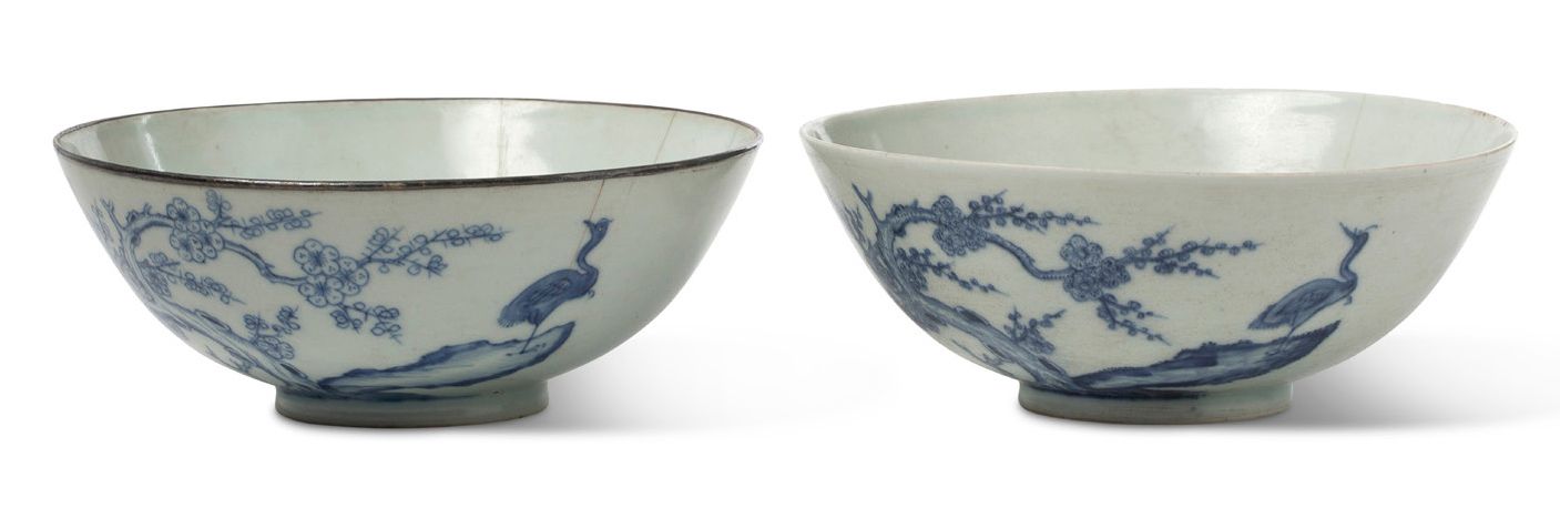 VIETNAM XIXe siècle 
两个青花瓷碗，上面装饰着梅花、鸟和三个朋友的诗句，其中一个用金属包围着。

每件底部都有 "Noi Phu"（由Tri&hellip;