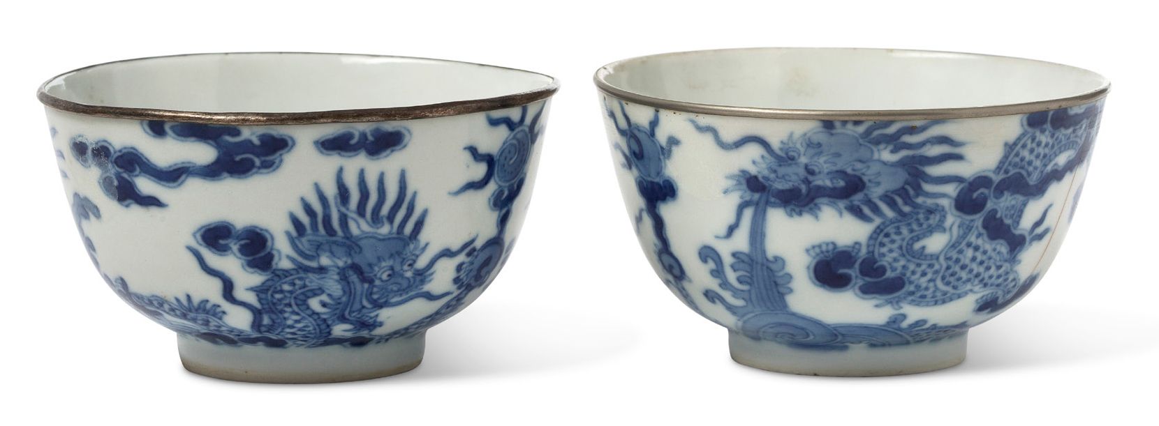 VIETNAM MILIEU XIXE SIÈCLE 
Pair of small blue-white bowls with metal rings, dec&hellip;