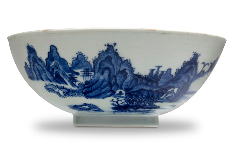 VIETNAM XVIIIe SIÈCLE 
青花瓷碗，饰以书法和鸟。背面有一个时期的标签，翻译了Nguyên Phúc Chu勋爵关于Tam Thai遗址的N&hellip;