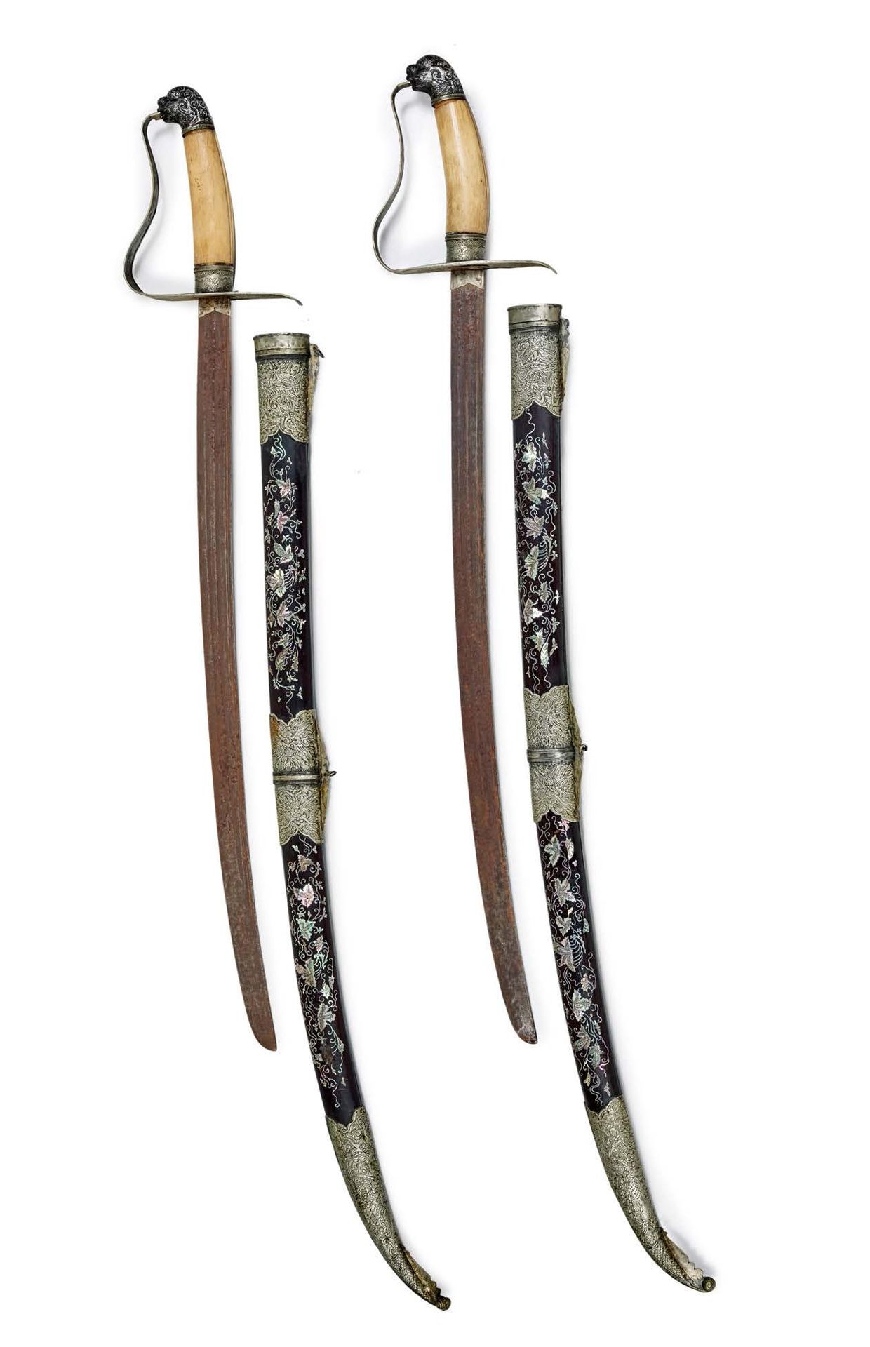 VIETNAM XIXe siècle 
Dos espadas de hoja de acero con empuñadura de hueso termin&hellip;