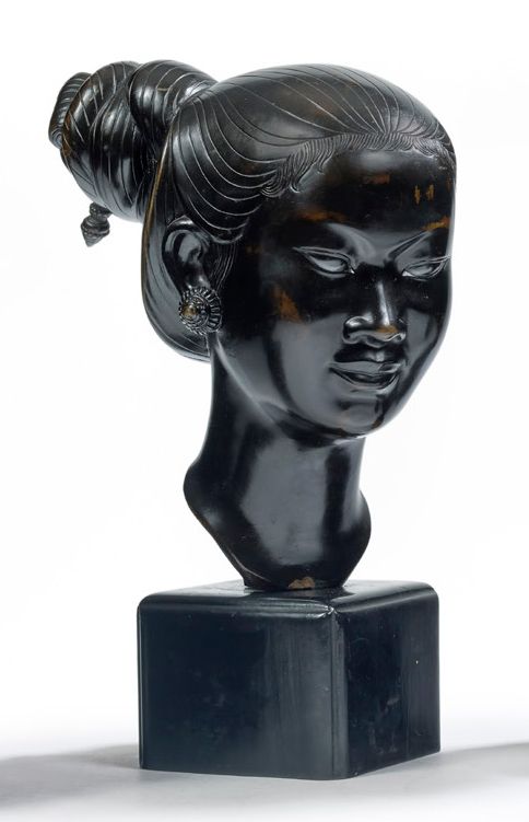 Ecole des Arts appliqués de Biên Hòa (Saïgon) 
老挝年轻妇女的头像，铜制底座，头发梳成发髻。

脖子上的印章。

&hellip;
